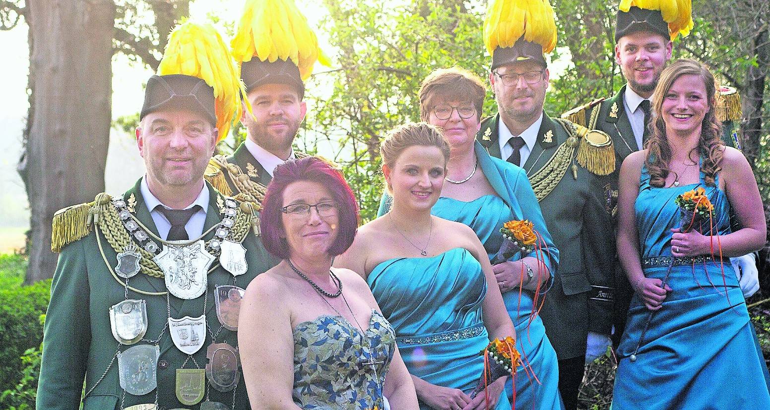  Das Königshaus (von links): König Jan Schut, Minister Ben Hermann, Königin Helga Kloss, Ministergattin Natascha Hermann, Ministergattin Christiane Hartmann, Minister Wolfgang Hartmann, Königsoffizier Kevin Becker und Jacqueline Hermsen. 