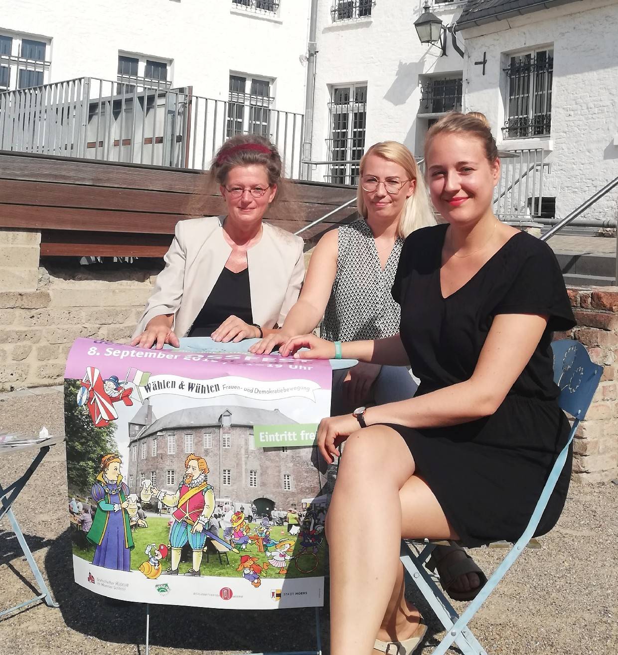 Diana Finkele und Fania Burger vom Grafschafter Museums im Moerser Schloss sowie Larissa Bischoff, Dramaturgin vom Moerser Schlosstheater stellten das Programm zum Schlossfest mit Theaterfest vor.