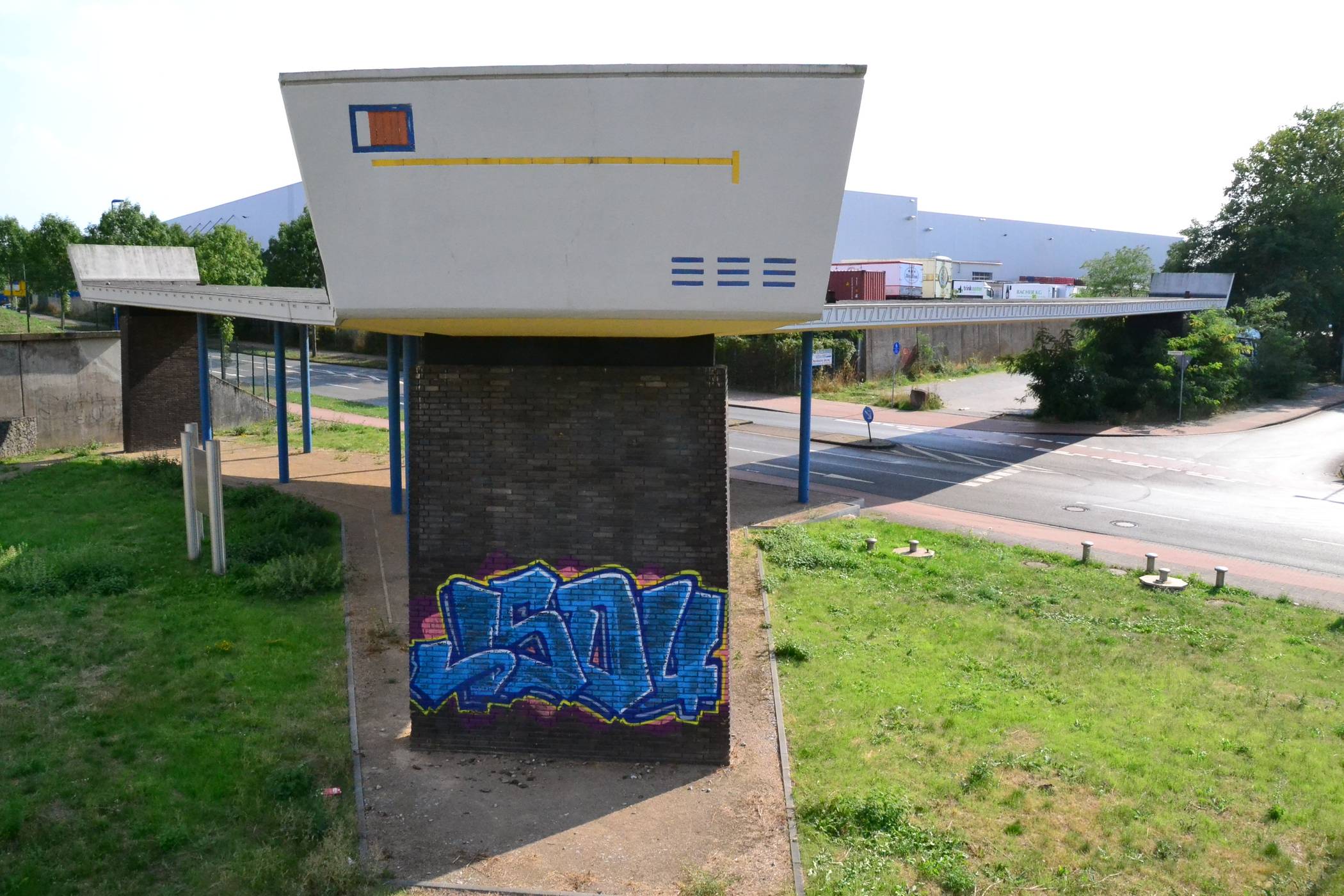  Wie ein Baudenkmal allmählich verkommt, wenn es nicht sinnvoll genutzt wird, ist am legendären „Tor 1“, dem Werkstor des ehemaligen Hüttenwerkes Rheinhausen im heutigen Logport, zu erkennen. Der „Spannbeton-Flügel“ von Architekt Peter Neufert galt bei seiner Erbauung 1957 als „ultramodern“. Das gläserne Pförtnerhaus, welches sich quasi als „Pilotenkanzel“ unterhalb des Flügels befand, wurde vor sieben Jahren unter Protest abgerissen und einer Weiternutzung damit eine Absage erteilt. Nach rudimentärer „Neugestaltung“ des Areals, fristet das einstige Mahnmal des Kruppschen Arbeitskampfes fortan ein unwürdiges Dasein - Zeit für einen neuen Umbruch. 