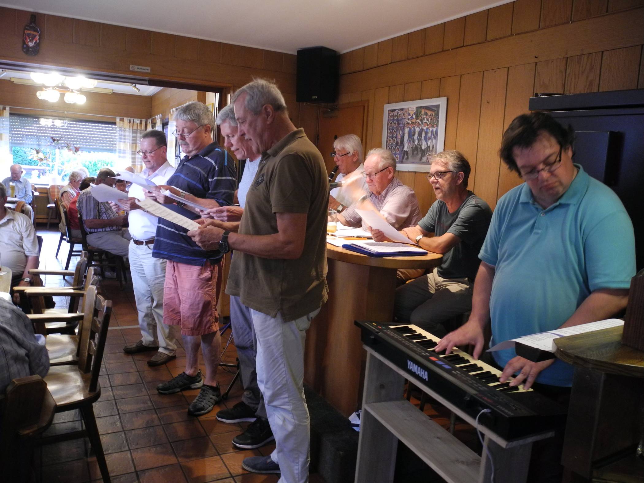 Sänger des Lanker Männerchores, am Keyboard Frank Scholten, am Tresen (v.l.) Jürgen Fallack, Johannes Toups und Wolfgang Beeck.