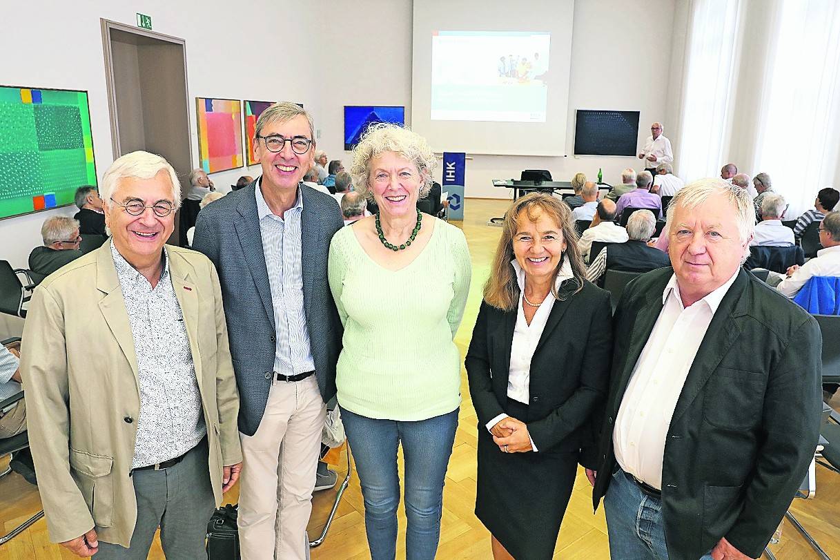  Ehrenamtler Hans-Detlev Speckmann (l.) bei der SES-Regionalkonferenz mit Claus Obholzer (Regionalbeauftragter SES-Büro Bonn), Ehrenamtlerin Chantal Kloecker (Neuss), Petra Pigerl-Radtke (IHK Mittlerer Niederrhein) und Hugo Hermann Diezel (SES-Büro Bonn). 