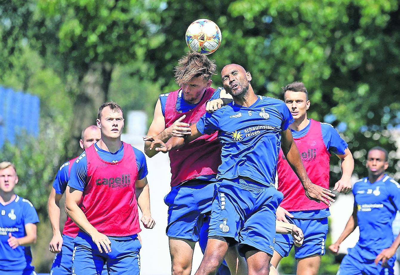  Der MSV hält, wie hier Marvin Compper und Joshua Bitter, im Training die Spannung hoch. 