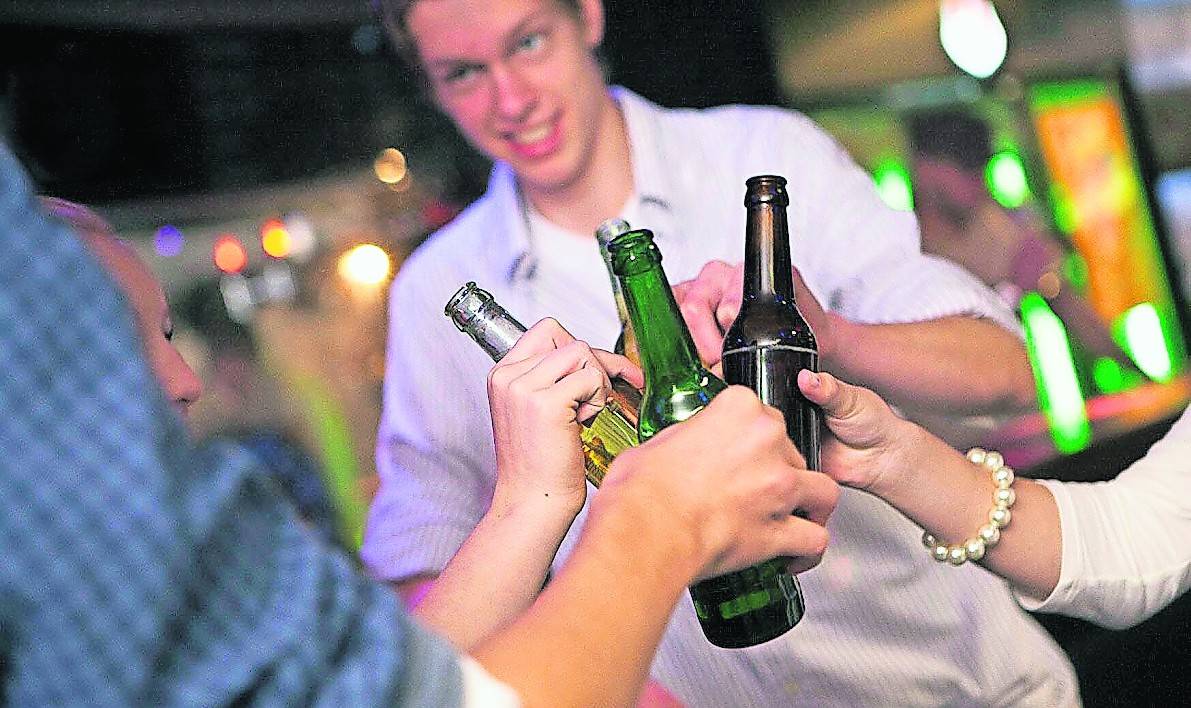 Eine Geburtstagsparty oder das Treffen mit Freunden am Wochenende – für viele gehört Alkohol einfach dazu. Das kann gefährlich werden.
