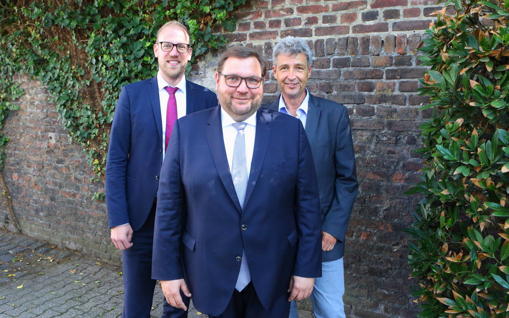 Oberbürgermeister Frank Meyer (Mitte) stellt sich