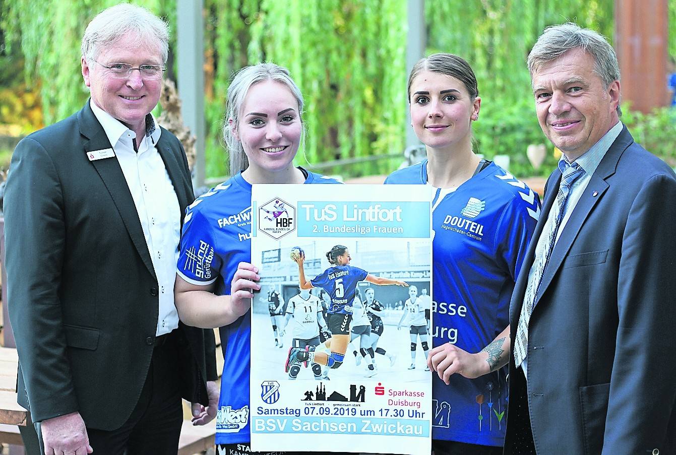  Rainer Ullrich, Geschäftsstellenleiter der Sparkasse Duisburg und Andreas Kaudelka Geschäftsführer der Stadtwerke Kamp-Lintfort freuen sich mit Loes Vandewal und Lisan van Hulten auf den Auftakt in der 2. Handballbundesliga. 