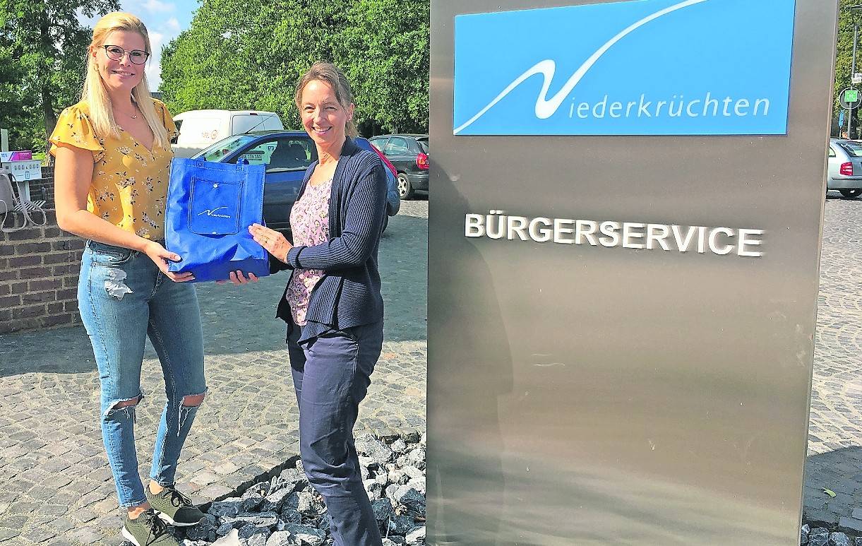 Janine Bruhn, Bürgerin in Niederkrüchten (l.), bekam jetzt die neue und gut gefüllte Neubürgertasche von Birgit Rohde vom Bürgerservice überreicht.