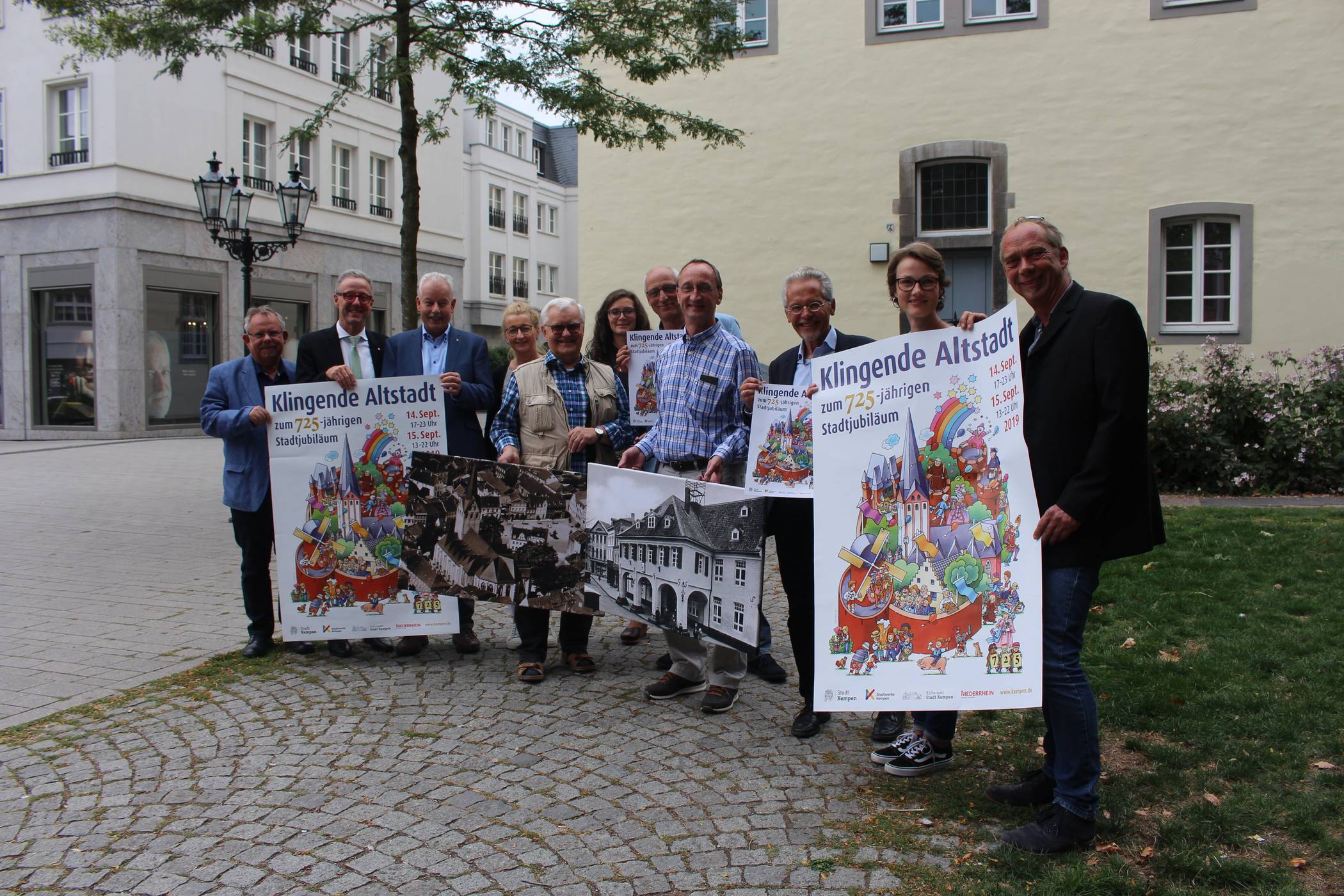  Viele Hände arbeiten zusammen für die„Klingende Altstadt“ (v.l.): Armin Horst (Werbering), Siegfried Ferling und Norbert Sandmann (Stadtwerke), Kirsten Pfennings (Stadt), Josef Lamozik (Arbeitsgruppe Fotoarchiv „Bildscheskieker“), Bettina und Martin Klapheck (Kulturamt), Rainer Hamm (Werbering), Bürgermeister Volker Rübo, Miriam Pankarz und Harry Emke (Kulturamt). 