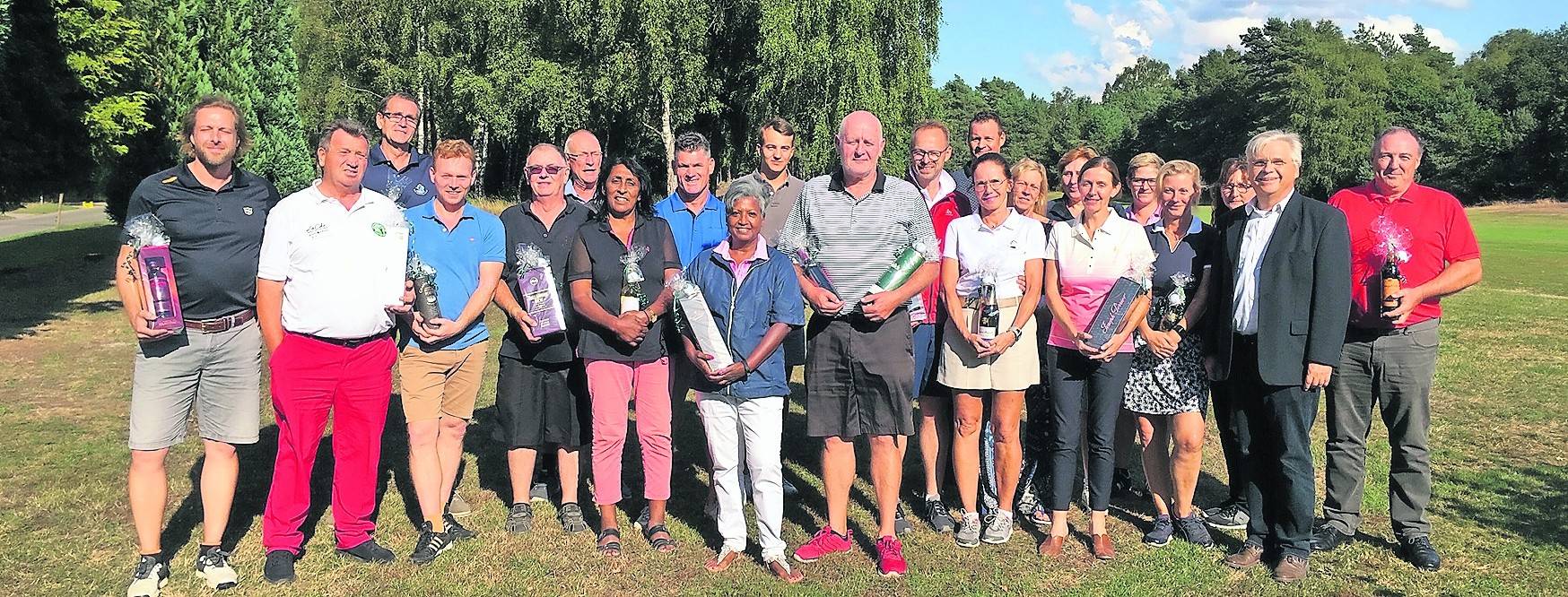  Alle Gewinner der diesjährigen Clubmeisterschaft im Europäischen Golfclub Elmpter Wald. 