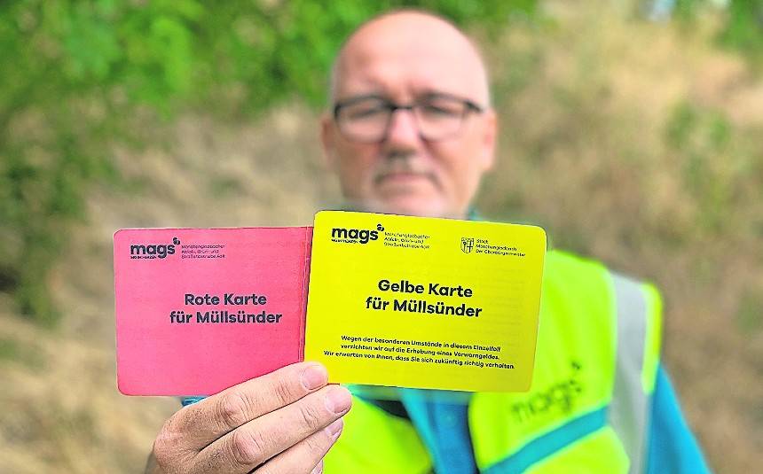  Um die Öffentlichkeit über die nun geltenden Verwarn- und Bußgelder für achtlos weggeworfene Abfälle zu informieren, starten die mags-Mülldetektive und der KOS am Montag die Aktion „Gelbe und Rote Karte für Müllsünder“. 