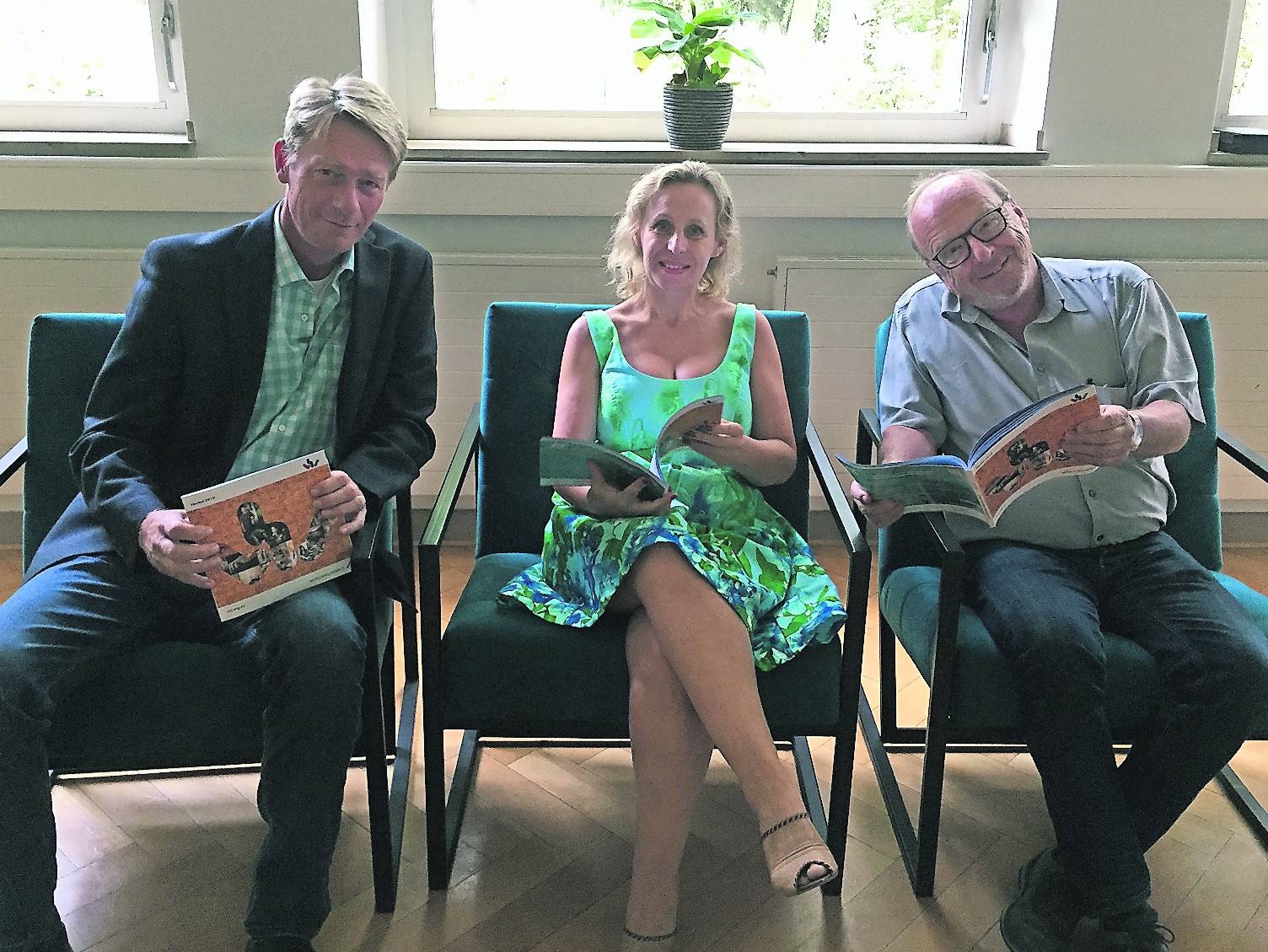  Die neuen Loungemöbel im Besprechungsraum der VHS unterstreichen den Verweilcharakter: VHS-Direktor Dr. Thomas Erler, Stellvertreterin Matina Bußmann und Fachbereichsleiter Frank Füser (v.l.) stellten das neue Programm vor. 