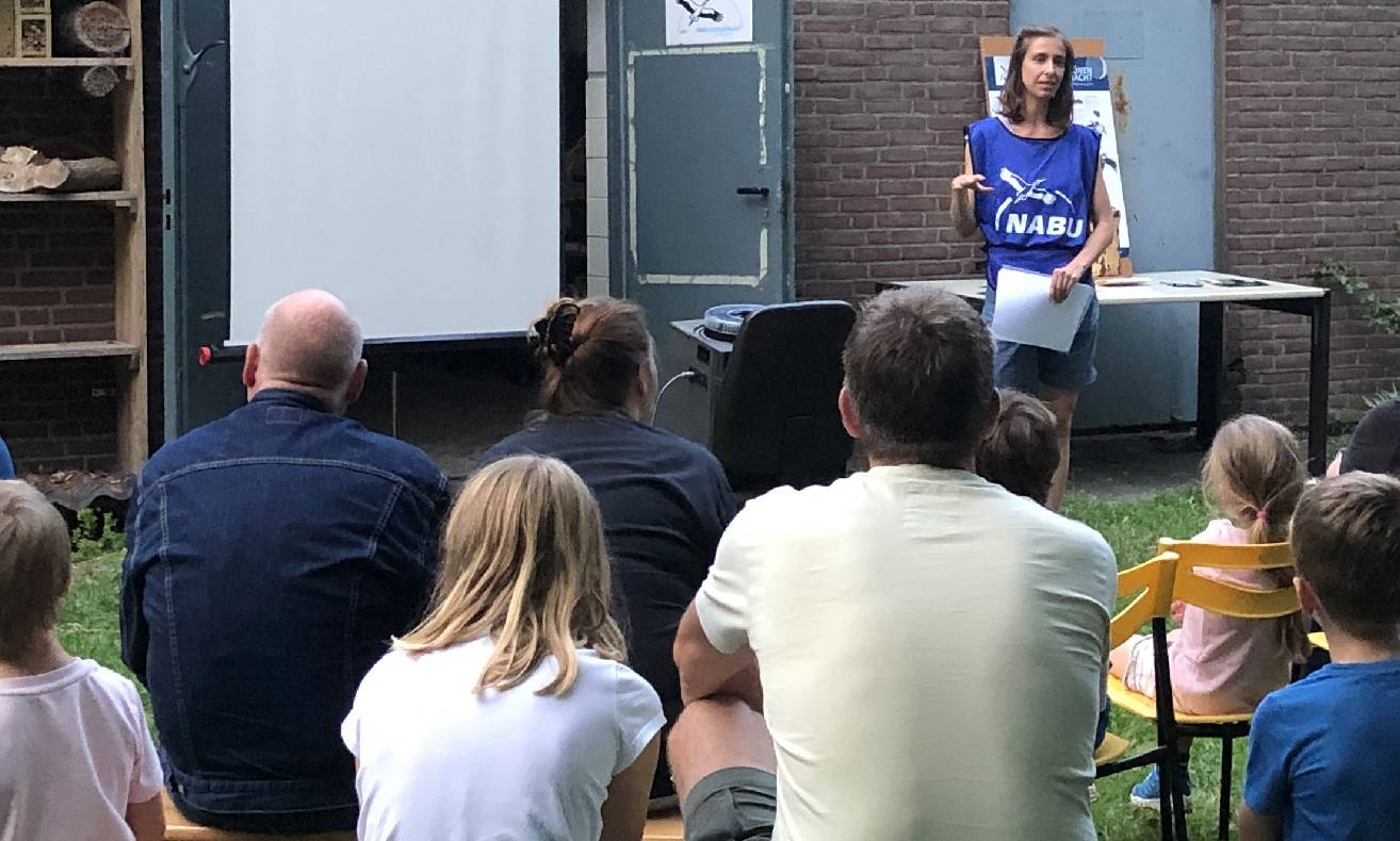  Aufmerksam lauschen die Besucher dem Vortrag Daniela Nicola. Später ging es in der Dämmerung noch auf Fledermaussuche. 