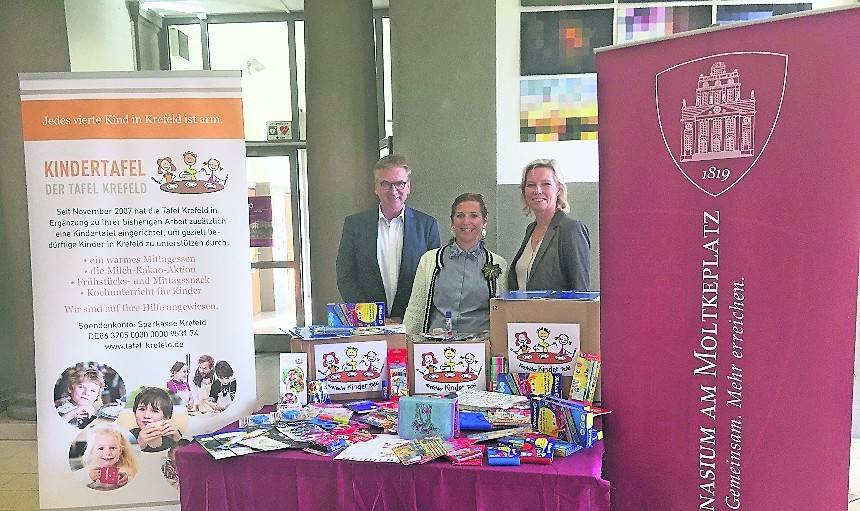  Schulleiter Dr. Udo Rademacher und Elternvertreterin Regina Vogt (rechts) übergaben die Spenden an Tanja Kirsch-Boy. 