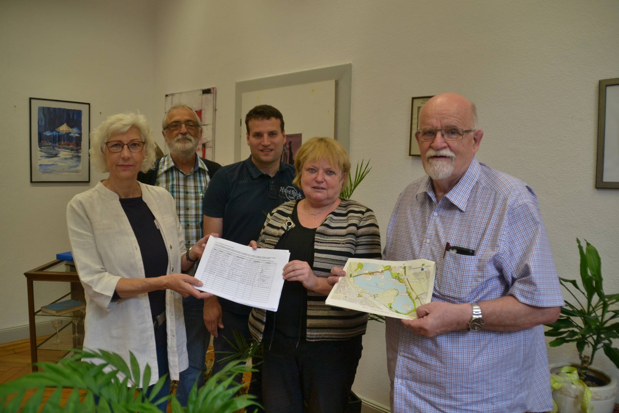      Bei der Unterschriftenübergabe und im Vorgespräch in der Amtsstube der Bezirksbürgermeisterin am Körnerplatz (vl): Renate Pottbäcker, Heiner Leiße (Grüne, Bezirksvertreter), Marcus Mellenthin (SPD, Fraktionsvorsitzender im Bezirk), Astrid Hanske (SPD, Bezirksbürgermeisterin) und Reiner Friedrich (SPD, Ratsherr und Vorsitzender des Umweltausschusses Duisburg). 