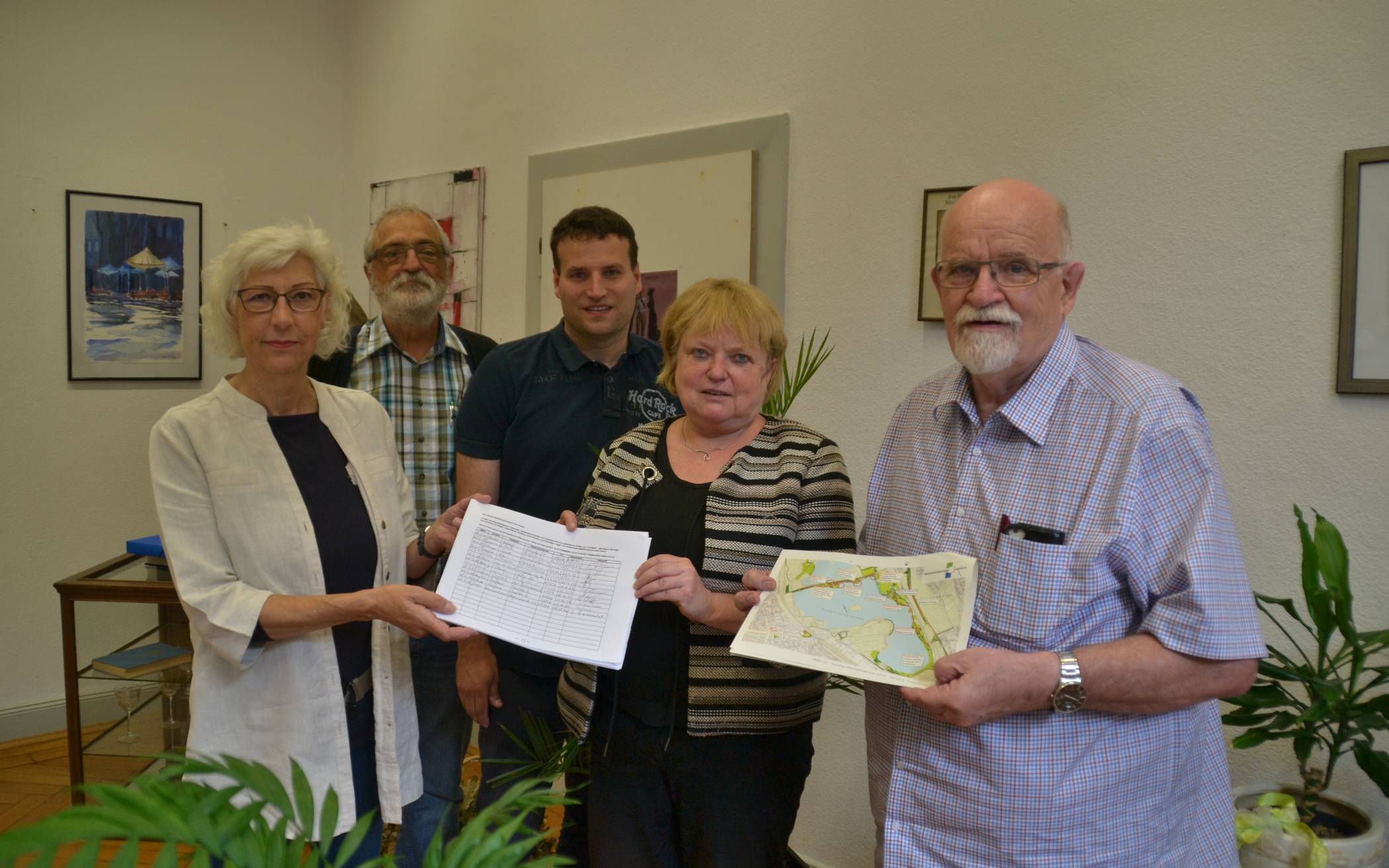 Bei der Unterschriftenübergabe und im Vorgespräch in der Amtsstube der Bezirksbürgermeisterin am Körnerplatz (vl): Renate Pottbäcker, Heiner Leiße (Grüne, Bezirksvertreter), Marcus Mellenthin (SPD, Fraktionsvorsitzender im Bezirk), Astrid Hanske (SPD, Bezirksbürgermeisterin) und Reiner Friedrich (SPD, Ratsherr und Vorsitzender des Umweltausschusses Duisburg).
