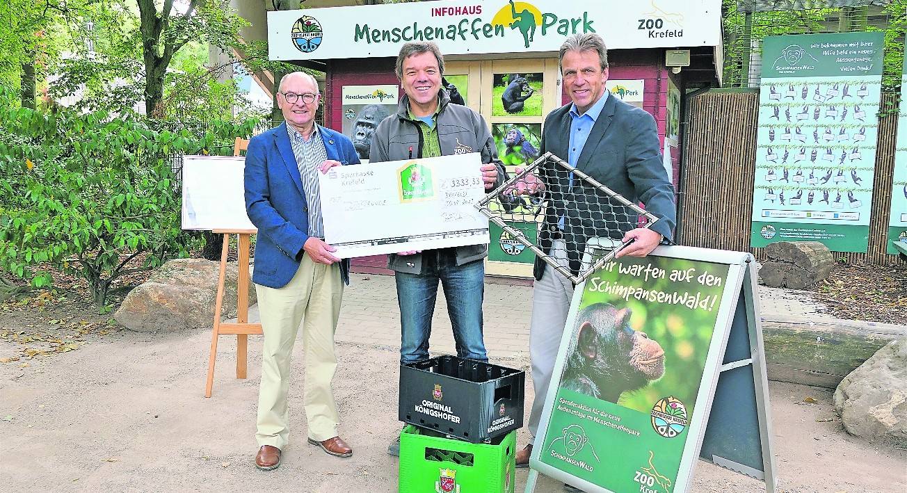  Krefeld (red.) Vergangenen Freitag durften sich die Dauerkartenbesitzer der drei Krefelder Bundesligisten gegen Vorlage ihrer Dauerkarte ihren grünen 20er Kasten Original Königshofer gratis bei der Brauerei Königshof abholen. Für alle, die keinen grünen Leergut Kasten mitgebracht haben, hieß es, das zuzahlende Pfandgeld ins Spendenfass zu werfen.Für die Zoofreunde und somit für das Neubau-Projekt SchimpansenWald wurden 3.333,33 Euro gesammelt. Damit wurde ein Spendenrekord bei der Dauerkartenaktion erzielt. Im Bild (von links): Friedrich R. Berlemann (1. Vorsitzender Zoofreunde) und Zoodirektor Dr. Wolfgang Dreßen bedanken sich für das von Frank Tichelkamp initiierte Event. 