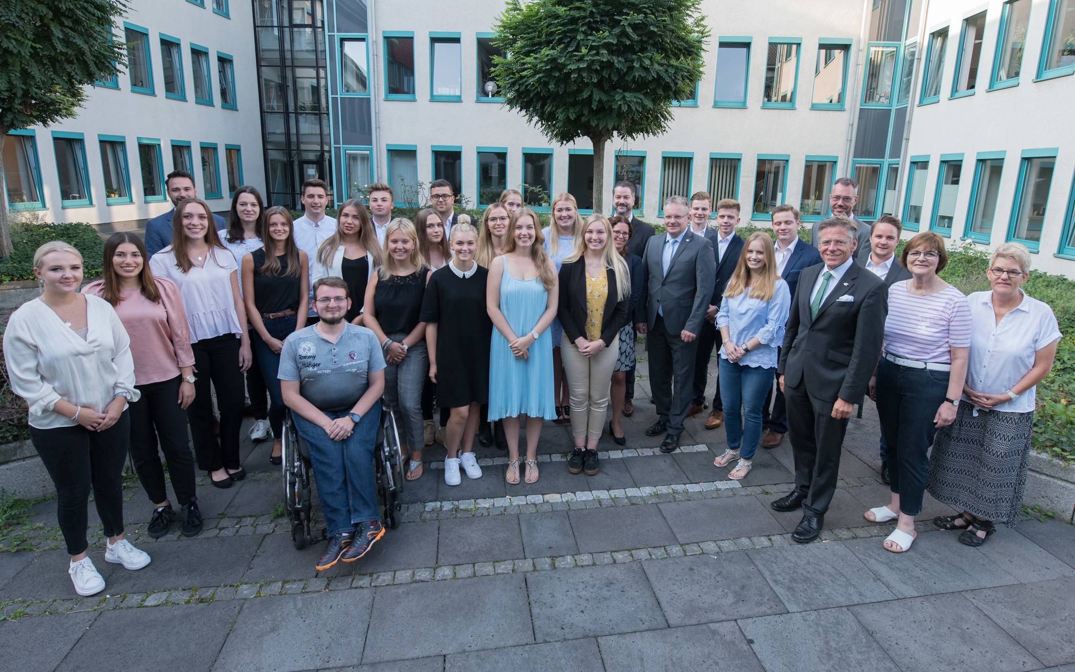  Die neuen Auszubildenden wurden begrüßt von Landrat Hans-Jürgen Petrauschke, Personalamtsleiter Jörg Arndt, Ausbildungsleiter Alexander Schiffer, dem Personalratsvorsitzenden Mario Broisch, Janine Conrads von der Jugend- und Auszubildendenvertretung, der Gleichstellungsbeauftragten Ulrike Kreuels und Anja Steinbach von der Schwerbehindertenvertretung.