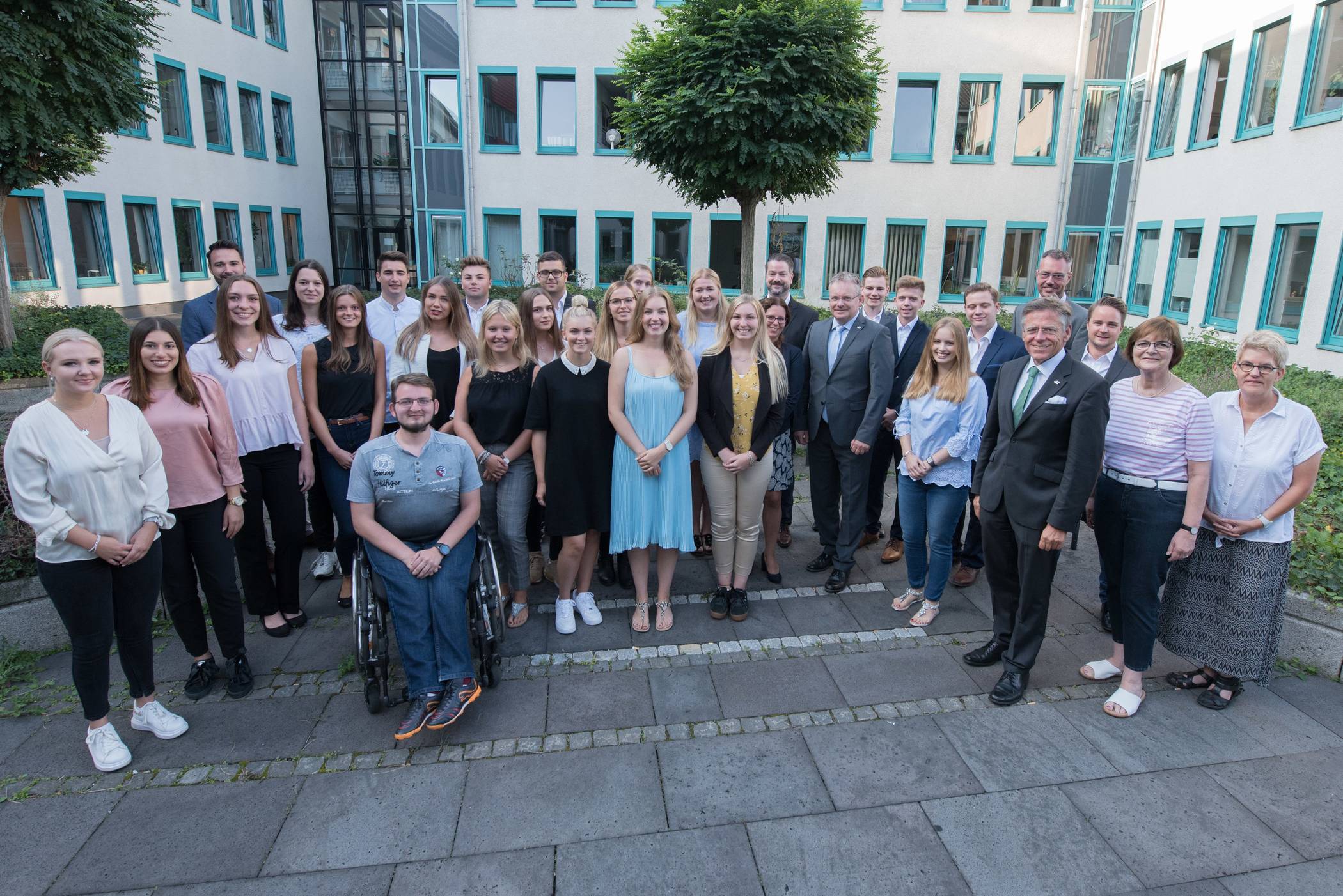   Die neuen Auszubildenden wurden begrüßt von Landrat Hans-Jürgen Petrauschke, Personalamtsleiter Jörg Arndt, Ausbildungsleiter Alexander Schiffer, dem Personalratsvorsitzenden Mario Broisch, Janine Conrads von der Jugend- und Auszubildendenvertretung, der Gleichstellungsbeauftragten Ulrike Kreuels und Anja Steinbach von der Schwerbehindertenvertretung. 
