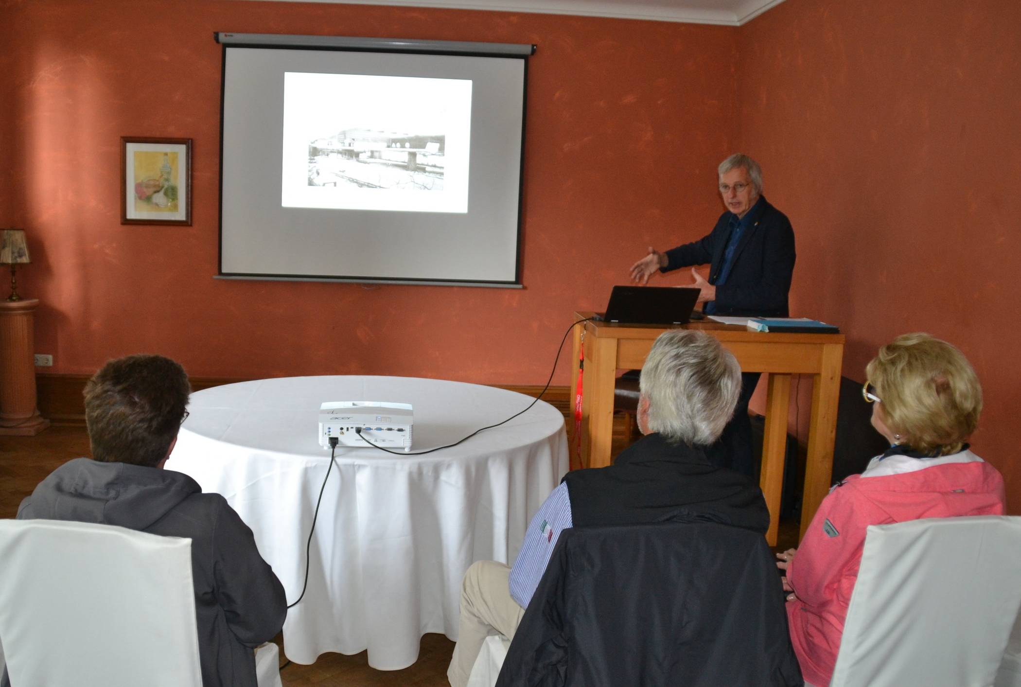 Der Vortrag zum „Tor 1“ fand im Direktorenanbau des Casinos Bliersheim statt. Der Beamer projizierte historische Aufnahmen von „Tor 1“ an die Wand.