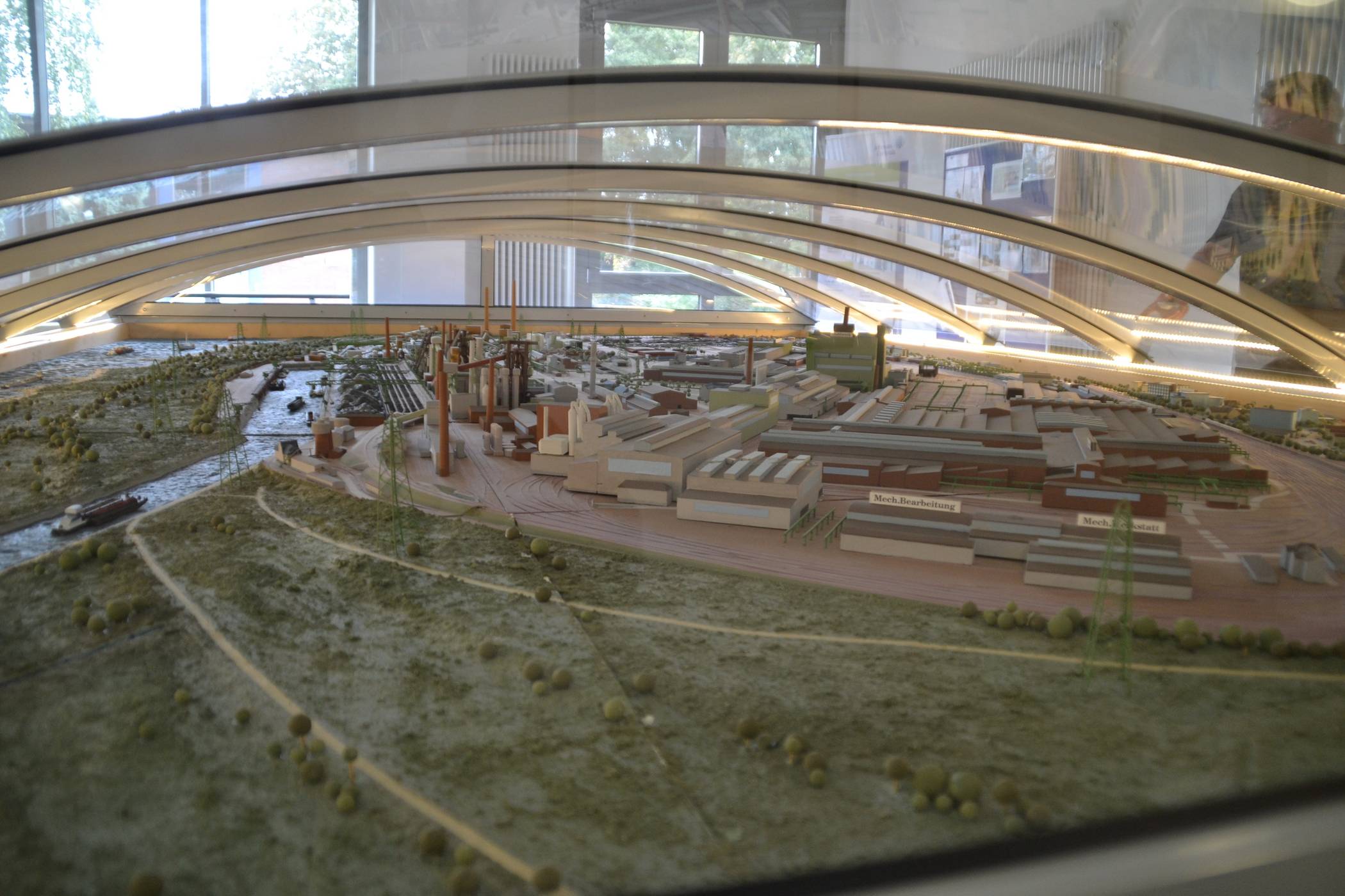  Im Anschluss an die Exkursion zum „Tor 1“ konnten Interessierte sich noch das große Modell des ehemaligen Hüttenwerkes Rheinhausen im Foyer der ehemaligen Ausbildungswerkstatt (heute IKKE) ansehen und sich auf die Suche nach „Tor 1“ machen. 