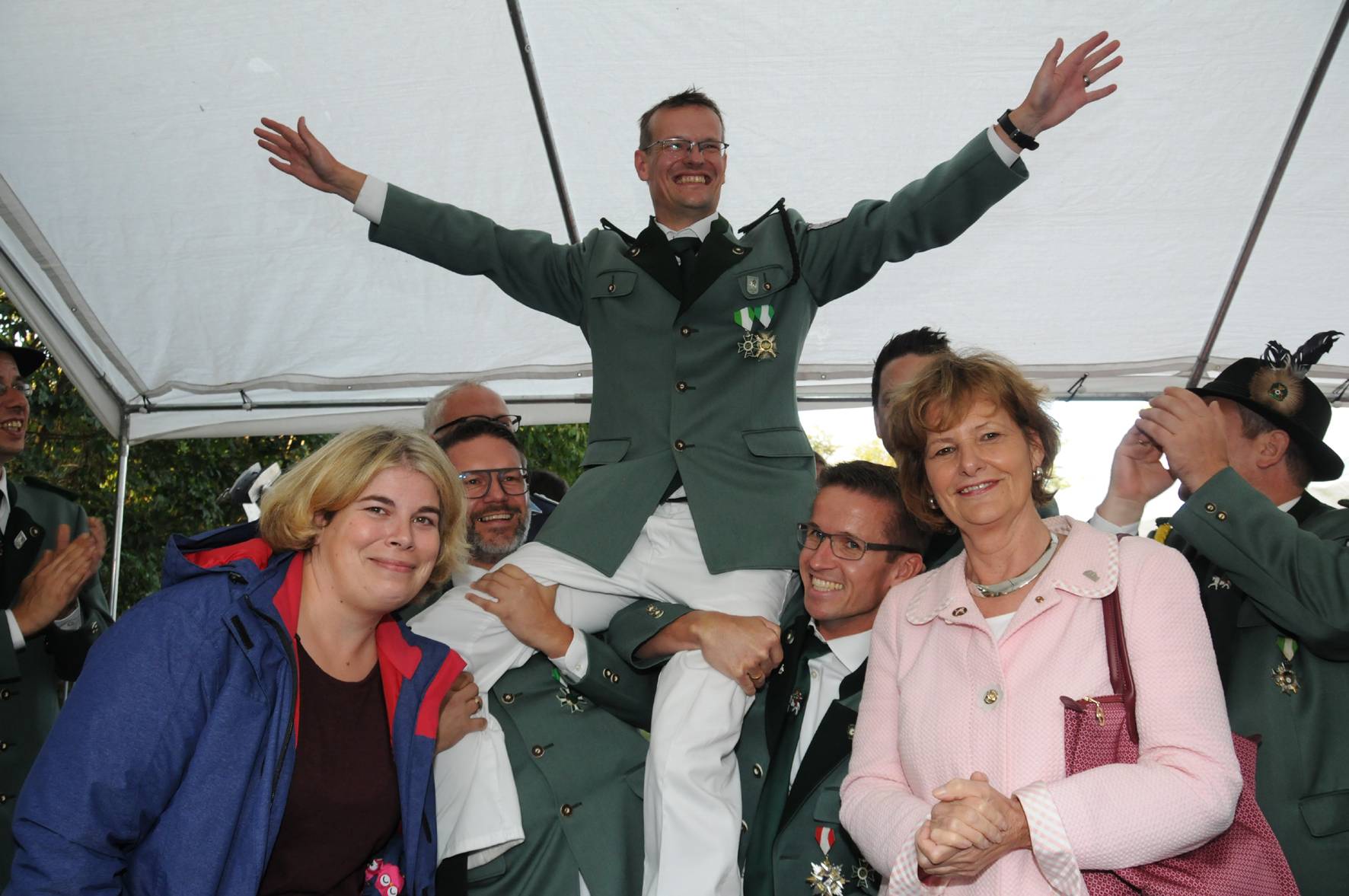  Robert Mertens hatte vergangenes Wochenende so richtig was zu feiern: Der Langst-Kierster erlang nicht nur die Königswürde seiner Bruderschaft, sondern obendrein noch die der Stadt. 
