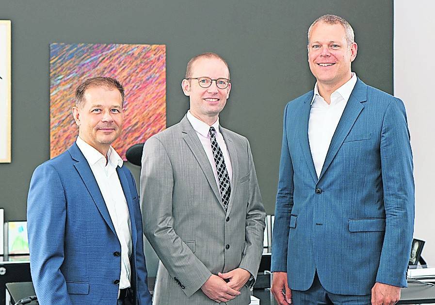  Christian Böker (Mitte) ist Amtsleiter des neuen Amtes für digitale Infrastruktur und Verkehrsanlagen. Landrat Dr. Andreas Coenen (r.) übergab dem Leiter des Abfallbetriebs im Beisein von Dezernent Andreas Budde (l.), die Bestellungsurkunde. 