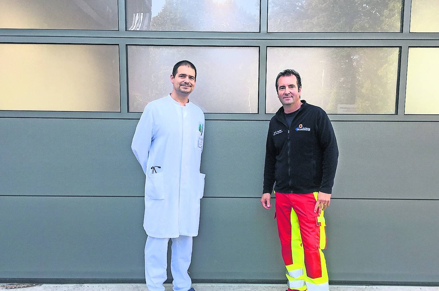  Hier an der neuen Liegendanfahrt des Eli werden am Samstag die „Verletzten“ angeliefert und in die dann aufgebauten Dekontaminationszelte gebracht. Dr. Tobias G. Strapatsas (l.), Chefarzt der Notfall-Ambulanz, und Dr. Marc Deussen, Ärztlicher Leiter des Rettungsdienstes, werden bei der Übung auch im vollen Einsatz sein. 