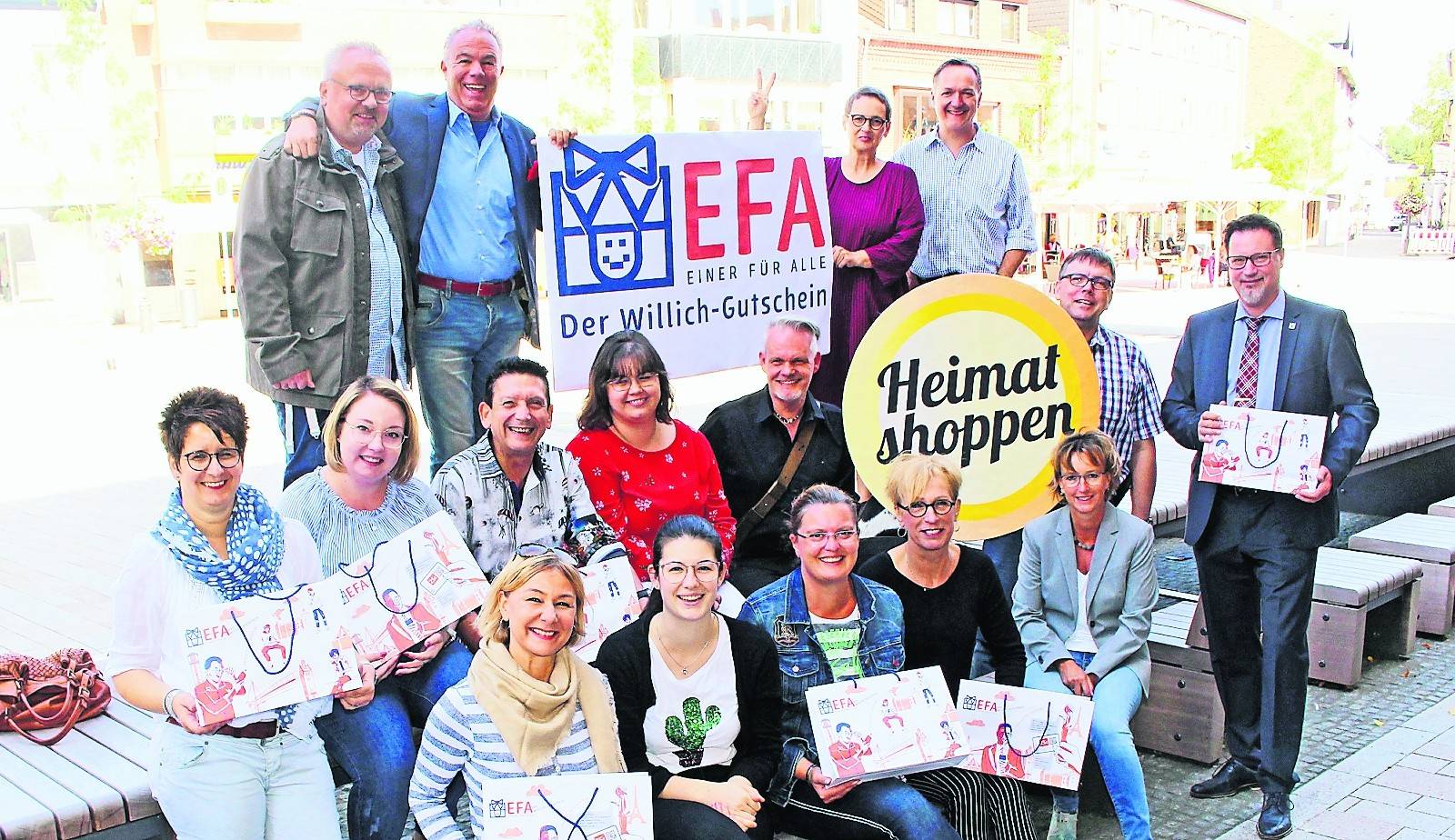 Auch der Technische Beigeordnete der Stadt Gregor Nachtwey (r.) wirbt anlässlich des Heimat Shoppen-Aktionswochenendes am 13./ 14. September gemeinsam mit den vier Händlergemeinschaften und dem Stadtmanagement für den Einkauf vor Ort.