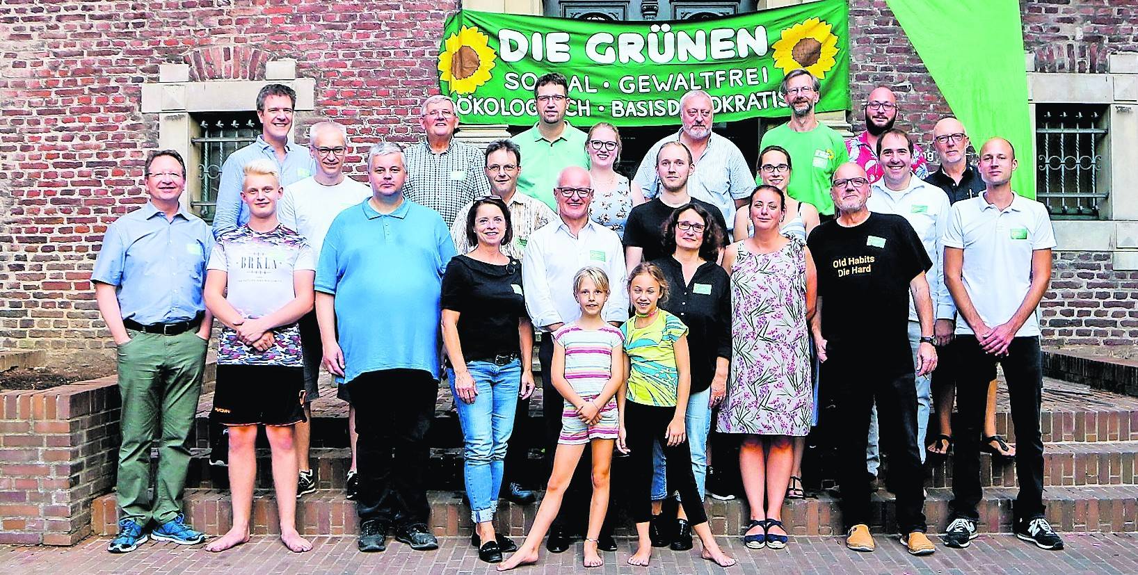 Erinnerungsfoto auf der Schlosstreppe: Aktive der Grünen mit ihren Angehörigen.