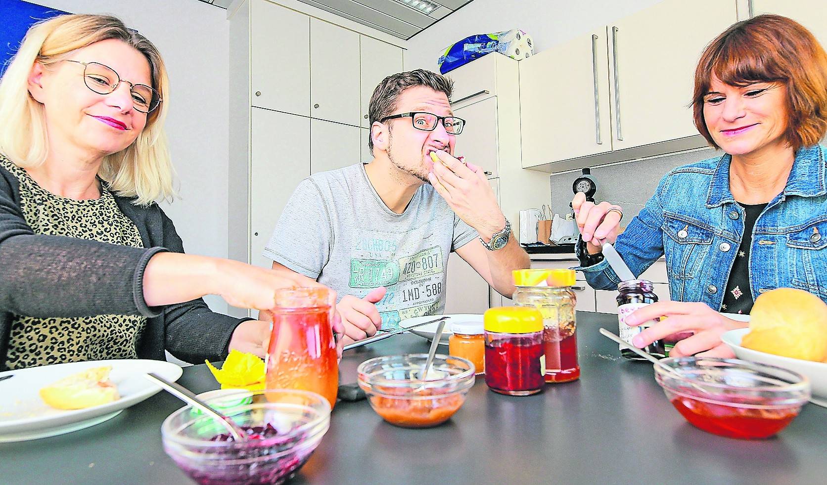 Die Stadt<nbsp code="8201"/>Spiegel-Redaktion beim Marmeladentest – gar nicht leicht bei der leckeren Auswahl.