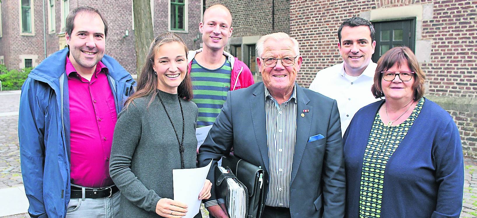  Haben jetzt den Beschluss des Arbeitskreises gemeinsam vorgestellt (von links): Raimund Berg, Grüne, Noelle von Eckartsberg, Elternbeirat, Merlin Praetor, Grüne, Dieter Lambertz, CDU, Matthias Dix, Elternbeirat, und Barbara Jäschke, CDU. 