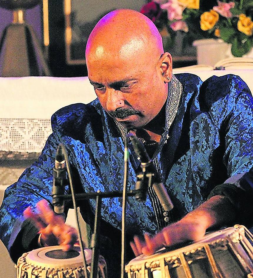 Shan Dewaguruparan, aus Sri Lanka stammender Musiker und Dozent des Kreismusikschule Viersen, ist Mitglied des Ensembles N/S/W Fusion.