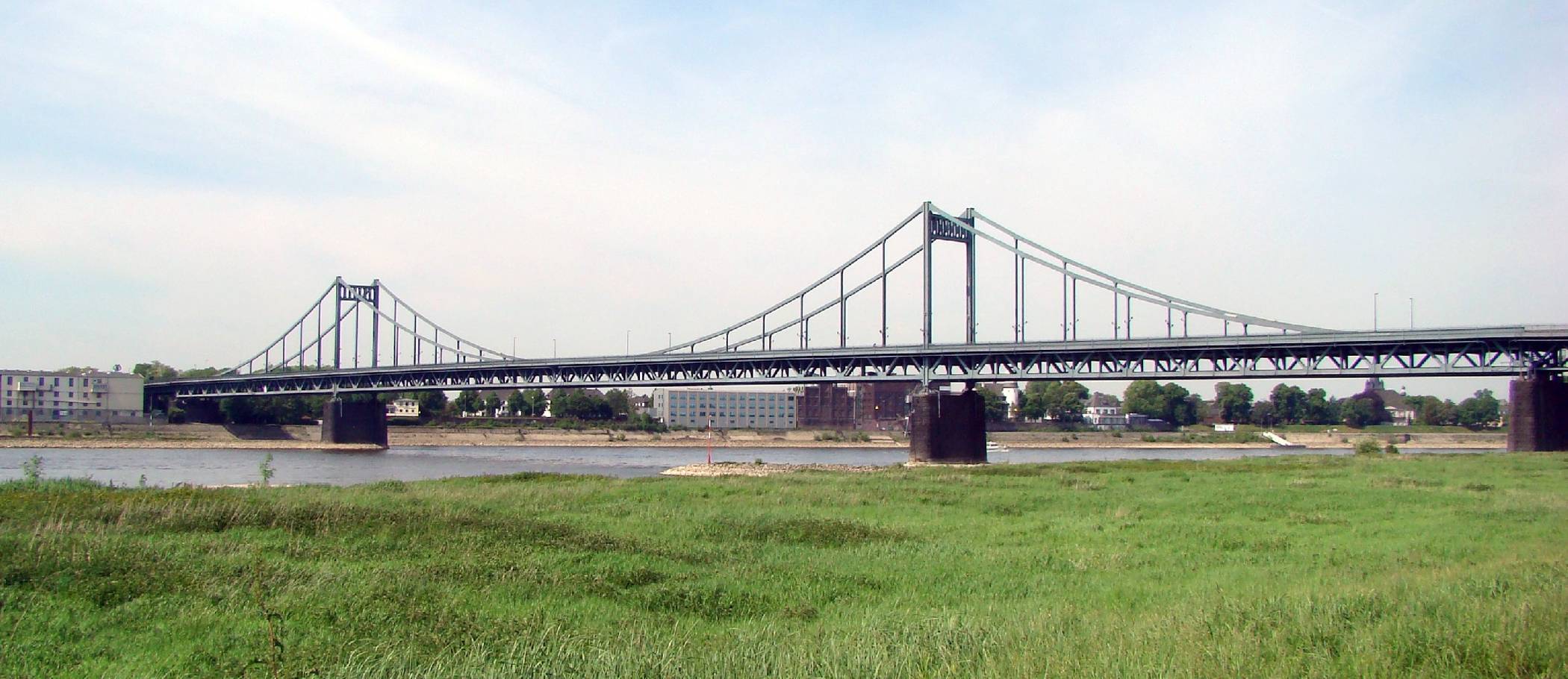  Die alte Rheinbrücke zwischen Duisburg-Mündelheim und Krefeld-Uerdingen, muss aufgrund von Fahrbahnschäden bis auf Weiteres für den LKW-Verkehr über 7,5t gesperrt werden. 