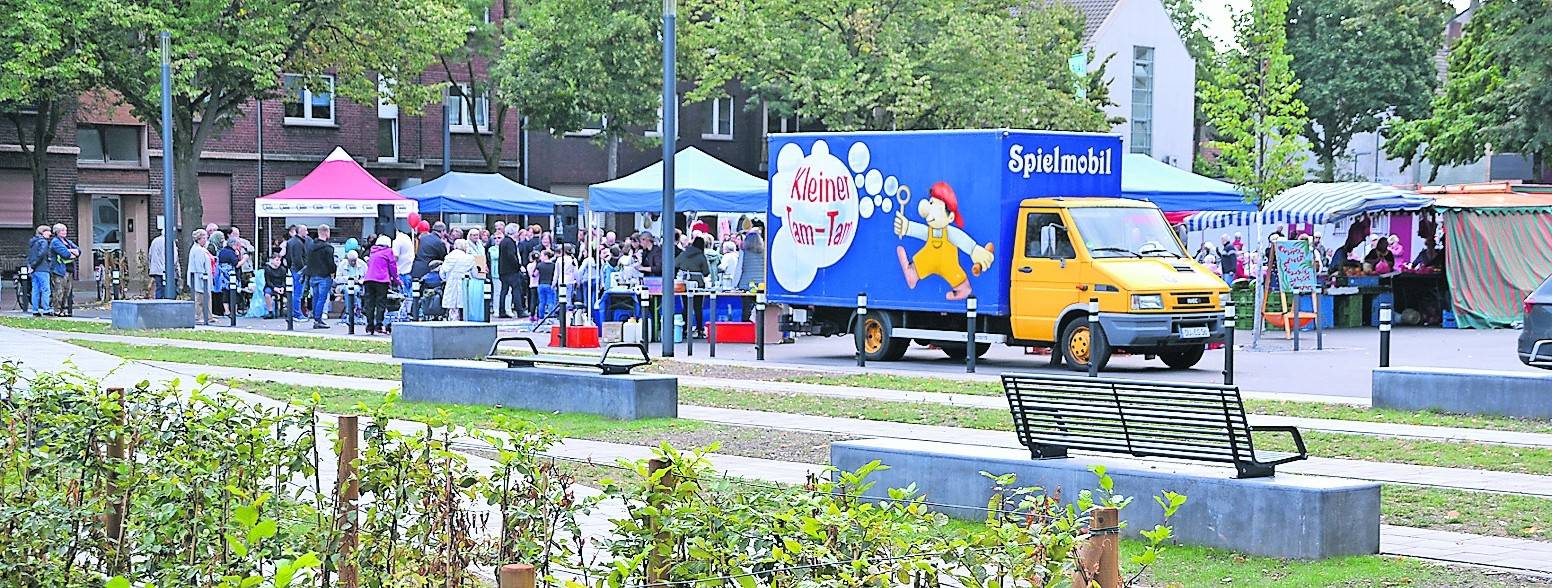 Neue Wege, neue Sitzgelegenheiten und frisches Grün prägen jetzt den Theo-Barkowski-Platz, der seinen Namen übrigens vom langjährigen Vorsitzenden des Laarer Bürgervereins hat.