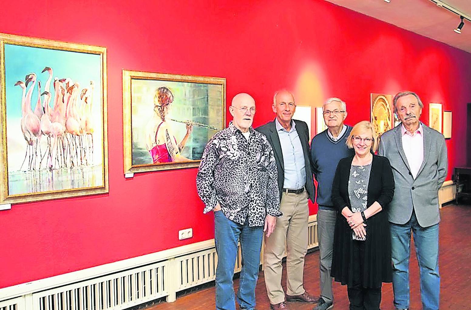  Juryvorsitzender Bernd Jußenhoven, Vhs-Direktor Volker Heckner, Klaus Klönne, Vertreter von Ingeborg Roeder, Claudia Kleinert, Vhs, und Jurymitglied Karlheinz Meuthen neben den beiden erstplatzierten Werken von Christiane Kaus. 