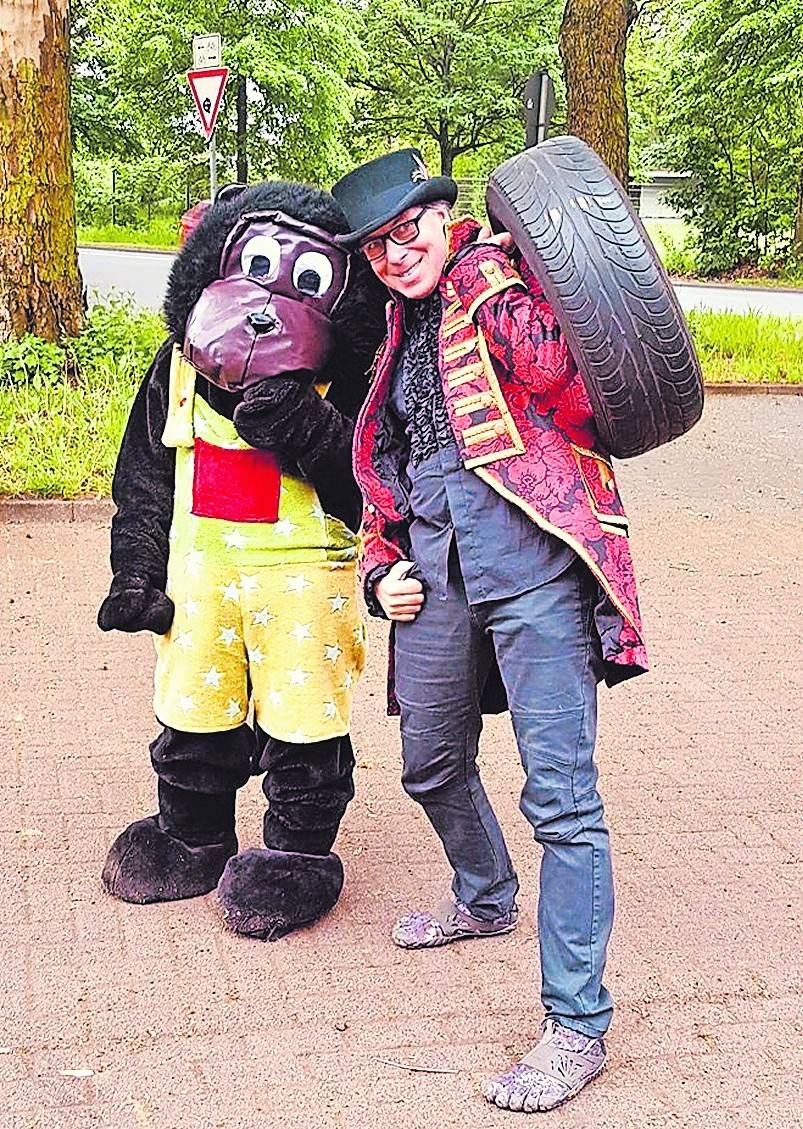  Buddy Ollie, weltberühmt nicht nur in Marxloh, ist mit seinem Musikzirkus im Bühnenprogramm dabei. 