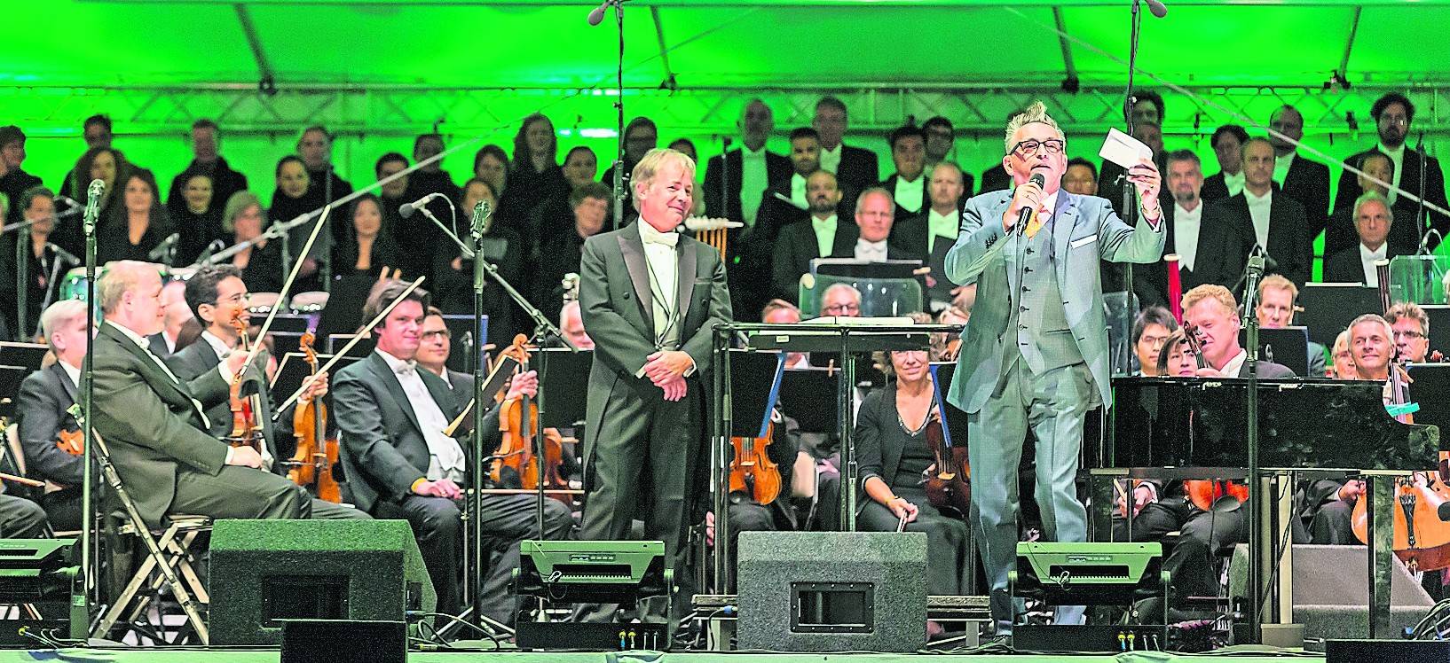 Chor, Philharmoniker, GMD Axel Kober und Götz Alsmann in Hochform