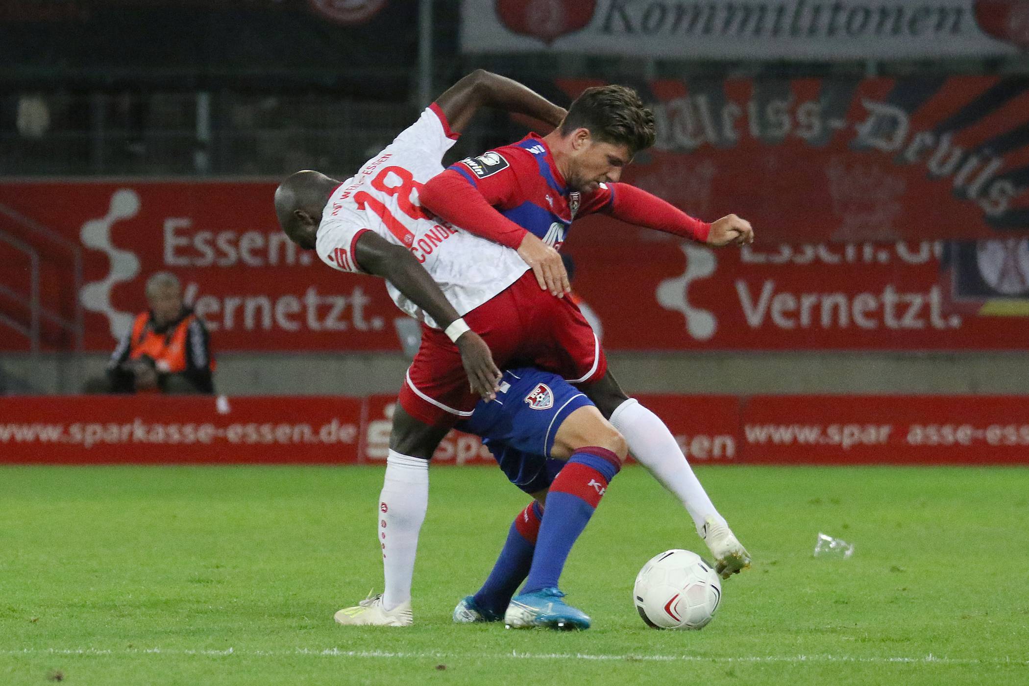  Christian Dorda im Zweikampf mit seinem Essener Gegenspieler.  