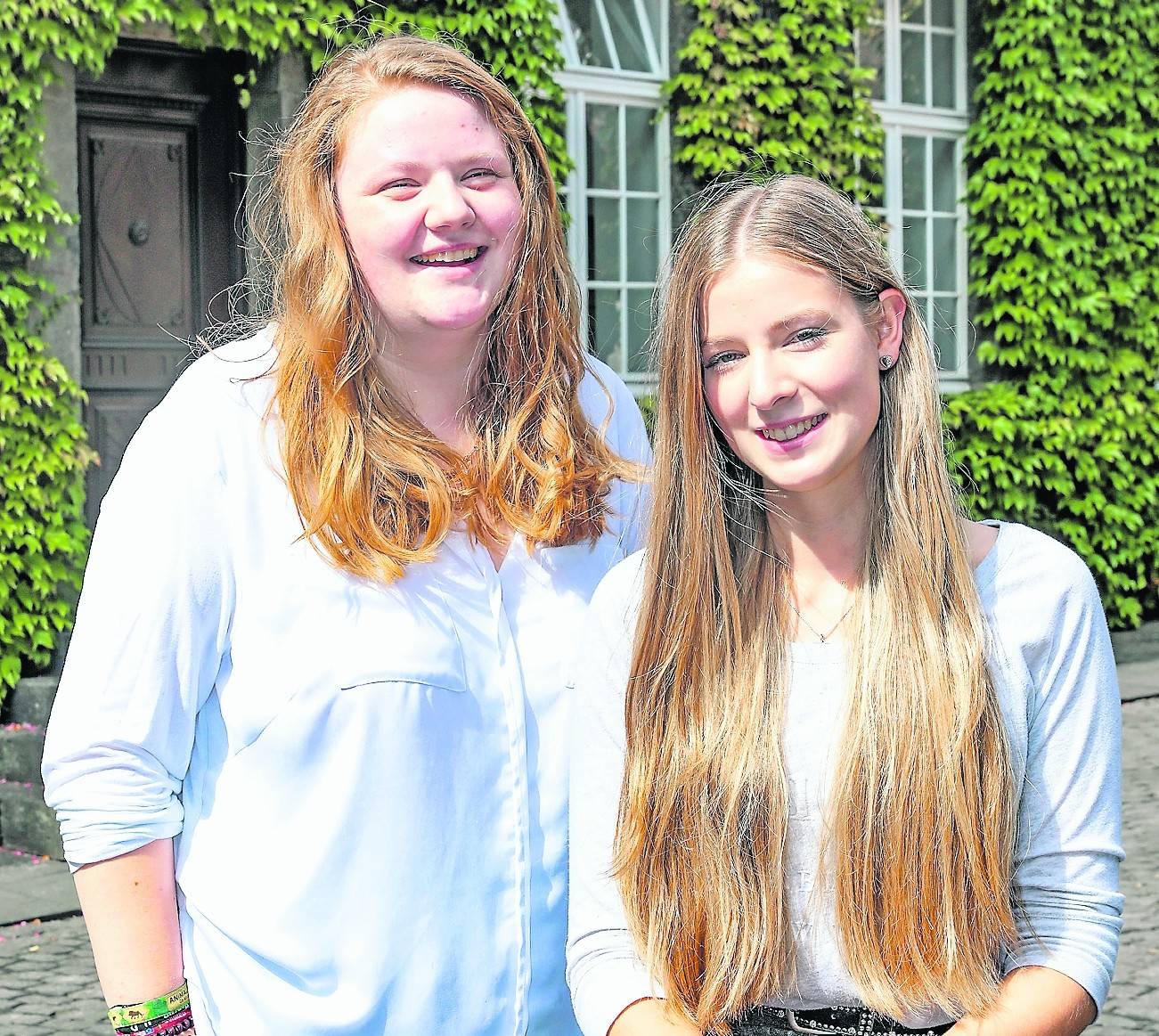 Die FSJ-lerinnen Kira Sammet (l.) und Jule Imschweiler sollen künftig als Mittlerinnen zwischen der Verwaltung und der Mönchengladbacher Jugend fungieren.