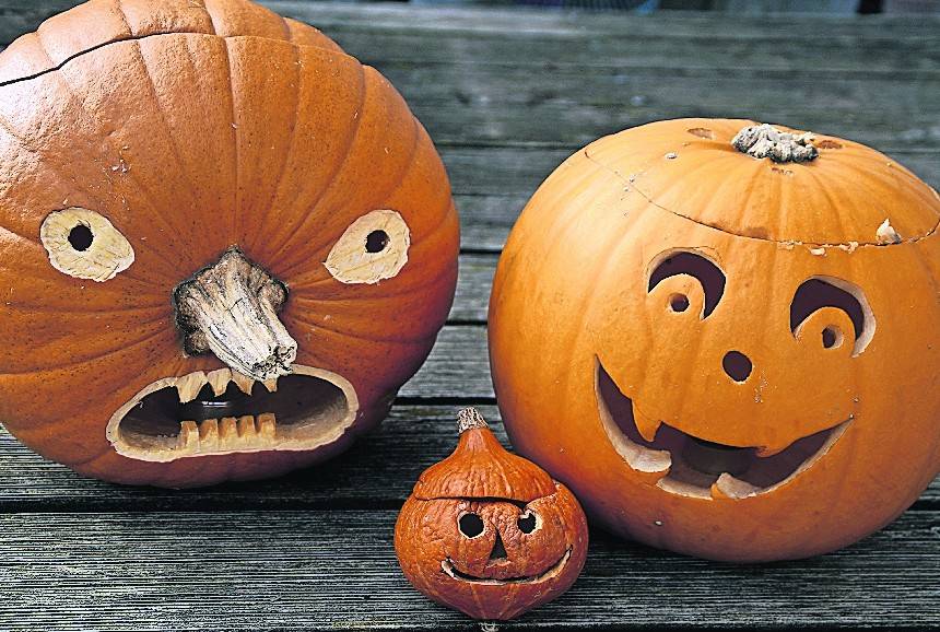  Lustige oder gruselige Masken für Halloween können Kinder bei Lenders schnitzen. 