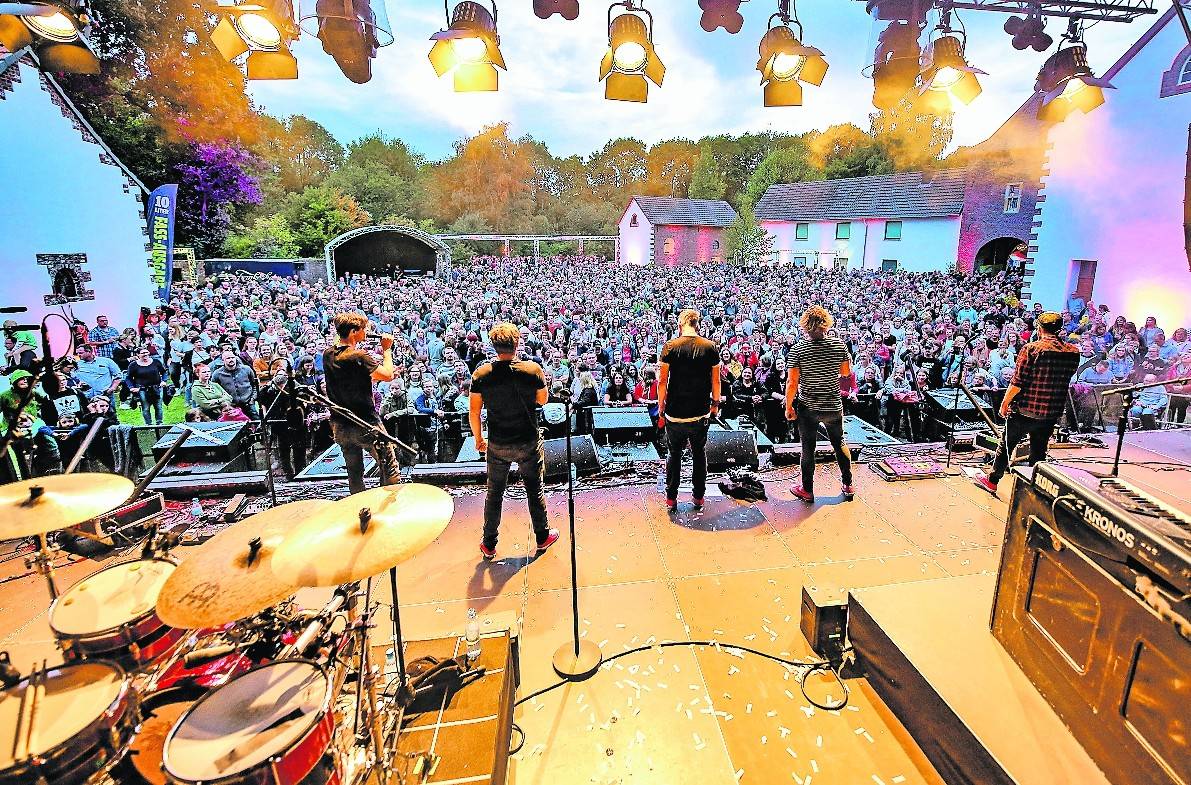 Kasalla rockten mit ihren Hits die Bühne im Garten von Haus Beeck. Fast 3000 Besucher feierten die Jungs aus der „Stadt met K“ – Schalalalala.