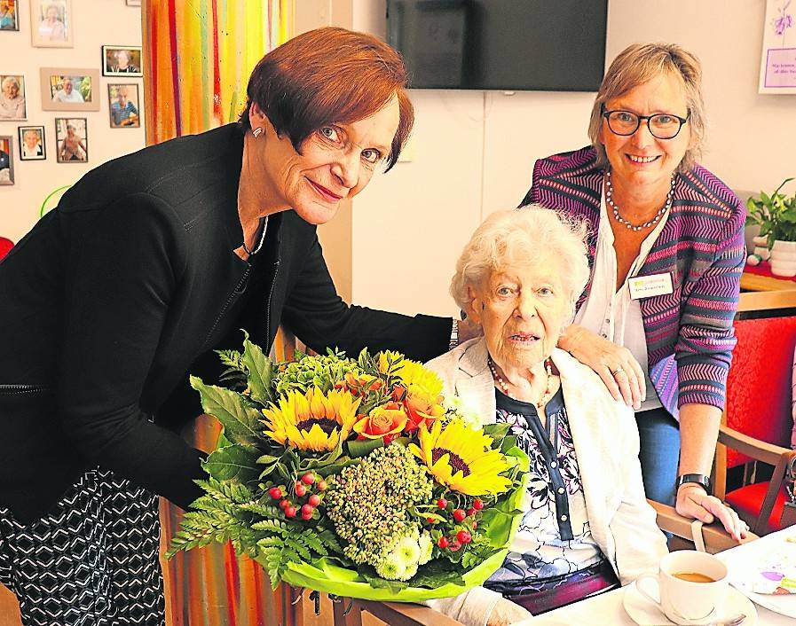  Geschäftsführerin Ellen Fiddrich (l.) und Tagespflege-Leiterin Rita Rosenstein gratulierten Jubilarin Sophia Brüll zum 100. Geburtstag. 