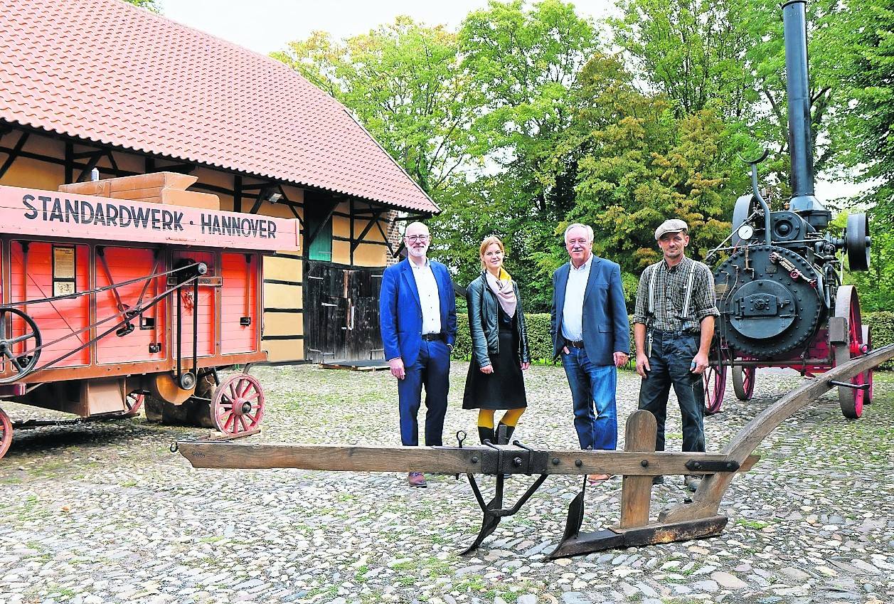 In der Sonderausstellung „Triumph der Maschinen. Technisierung in der Landwirtschaft“ zeigt das Niederrheinische Freilichtmuseum, wie sich das landwirtschaftliche Gerät in kurzer Zeit verändert hat (v.l.): Kreis-Kulturdezernent Ingo Schabrich, Museumsleiterin Anke Petrat, Herbert Kättner, Vorsitzender des Museumsvereins, sowie Peter Hormann, bäuerliche Fachkraft des Museums, im Innenhof der Hofanlage Waldniel.
