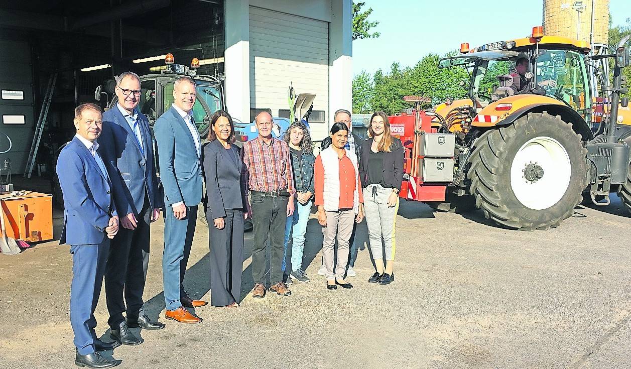  Großer Bahnhof beim ersten Arbeitstag (von links): Andreas Budde (Baudezernent im Kreis Viersen), Franz-Josef Schmitz (Geschäftsführer Jobcenter), Landrat Dr. Andreas Coenen, Katarina Esser (Sozialdezernentin im Kreis) begrüßen Thomas Simons, Jutta Beckers, Sulekha Roy und Manfred Schattenkerk. Ganz rechts Ruth Pakusch (Mitarbeiterin im Jobcenter). 