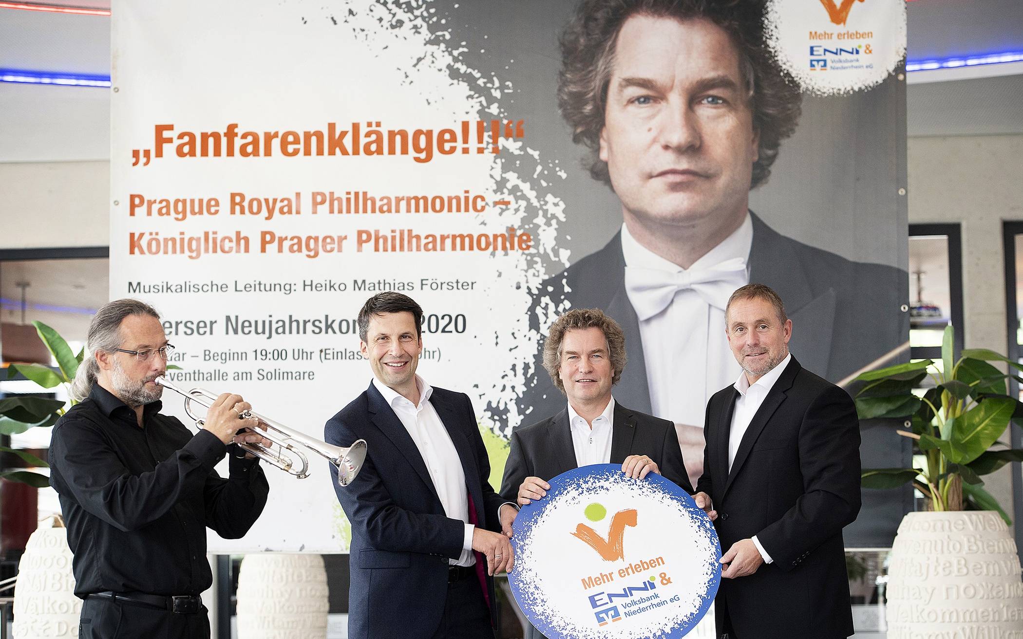 Stefan Krämer, Geschäftsführer ENNI Energie <amp/> Umwelt, Generalmusikdirektor Heiko Mathias Förster und Guido Lohmann, Vorstandsvorsitzender der Volksbank Niederrhein freuen sich auf das Neujahrskonzert 2020.