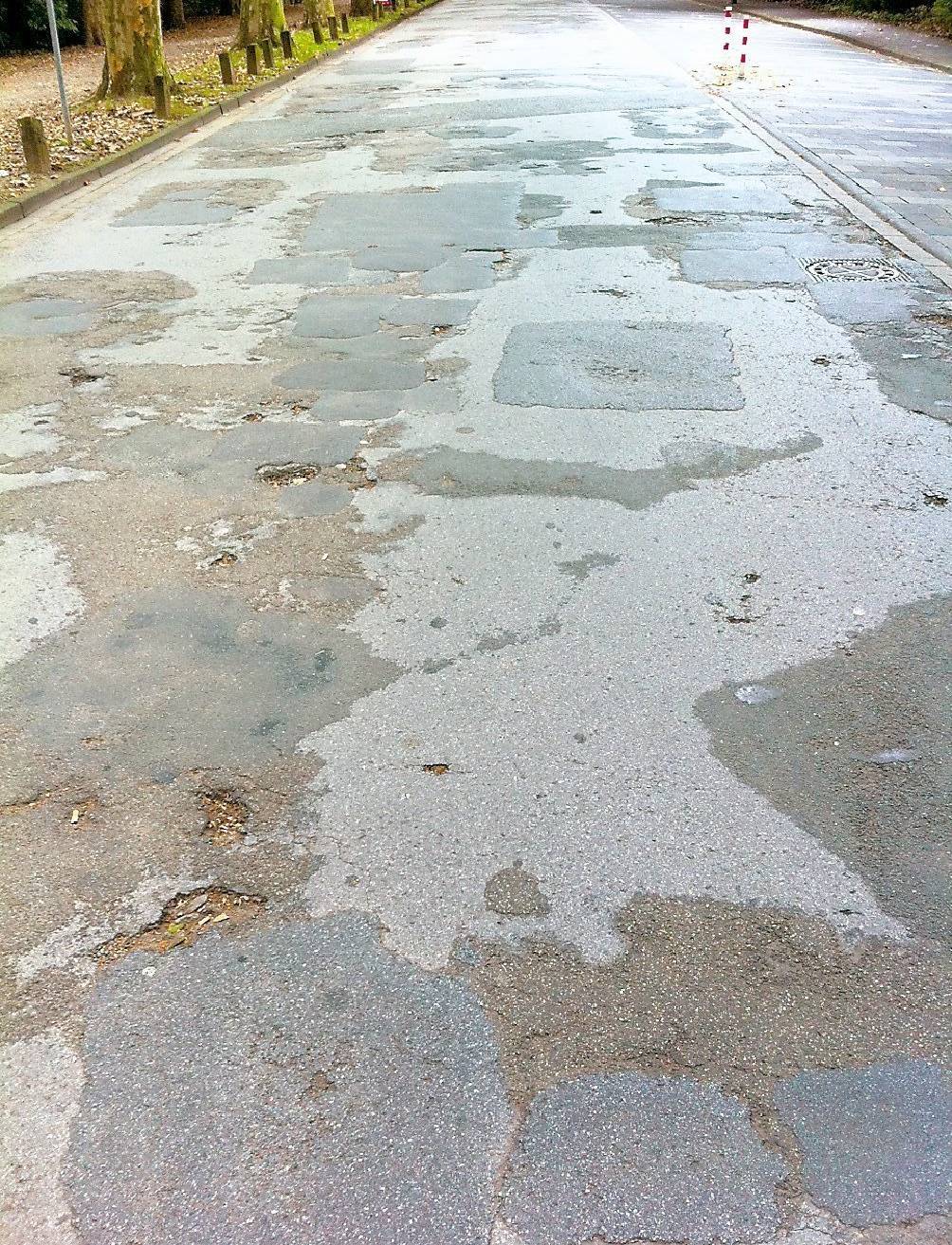 Der hintere Teil der Gartenstraße, etwa ab Volksparkstadion in Rheinhausen, gleicht einem mit Schlaglöchern durchwebten Flickenteppich.