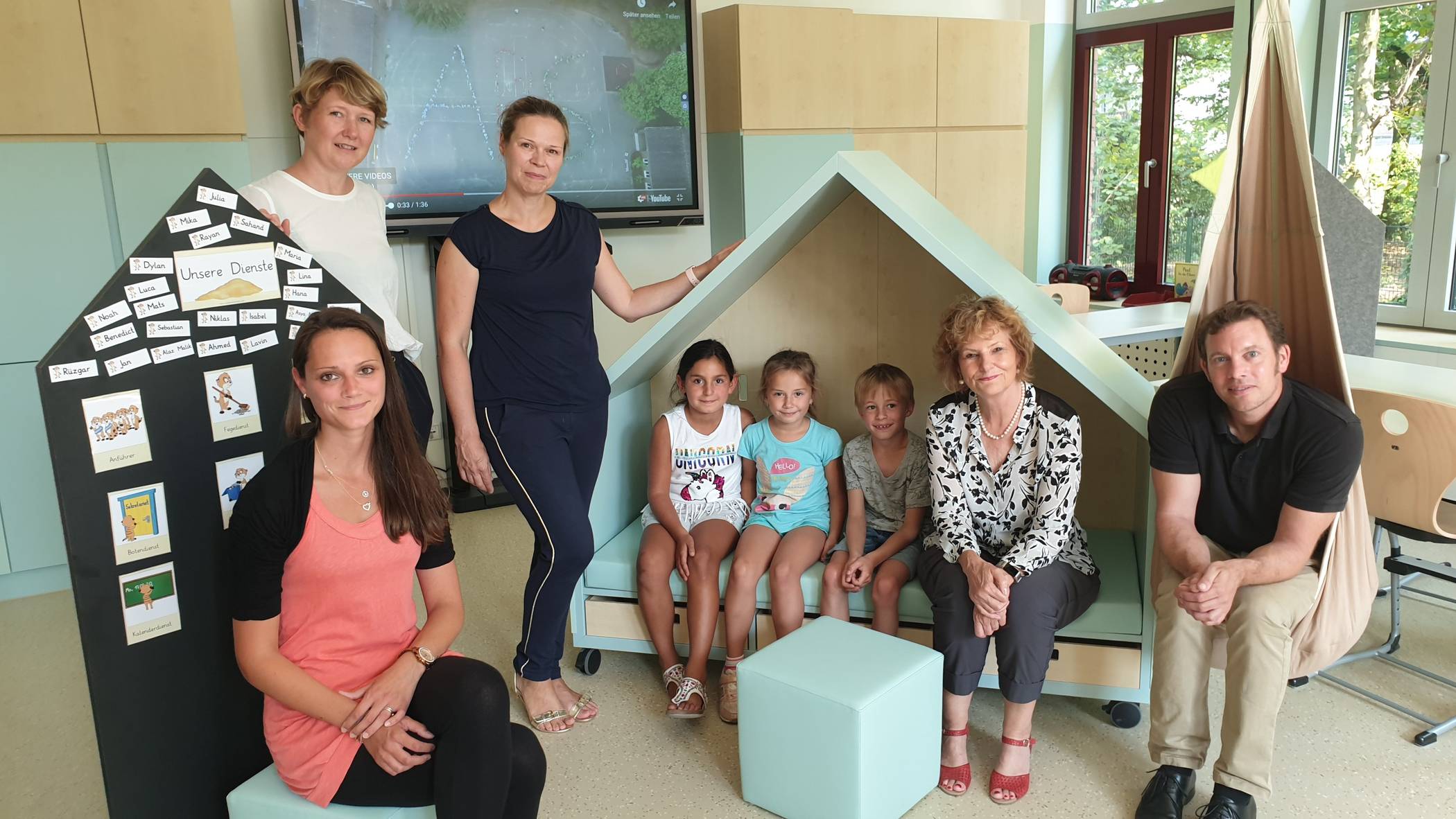 Bürgermeisterin Mielke-Westerlage sah sich gemeinsam mit (von links) OGS-Koordinatorin Mandy Dümke, den Innenarchitektinnen Birte Riepenhausen und Barbara Eitner sowie Schulleiter Marc Adams das neue Raumkonzept an.