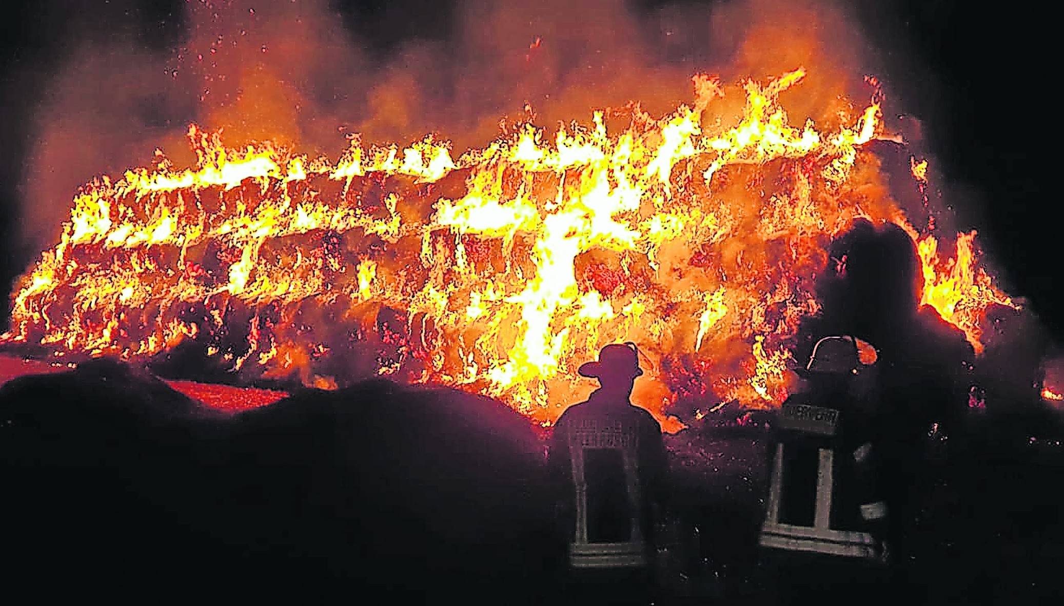  : Strohballen brennen: Feuerwehr im Einsatz