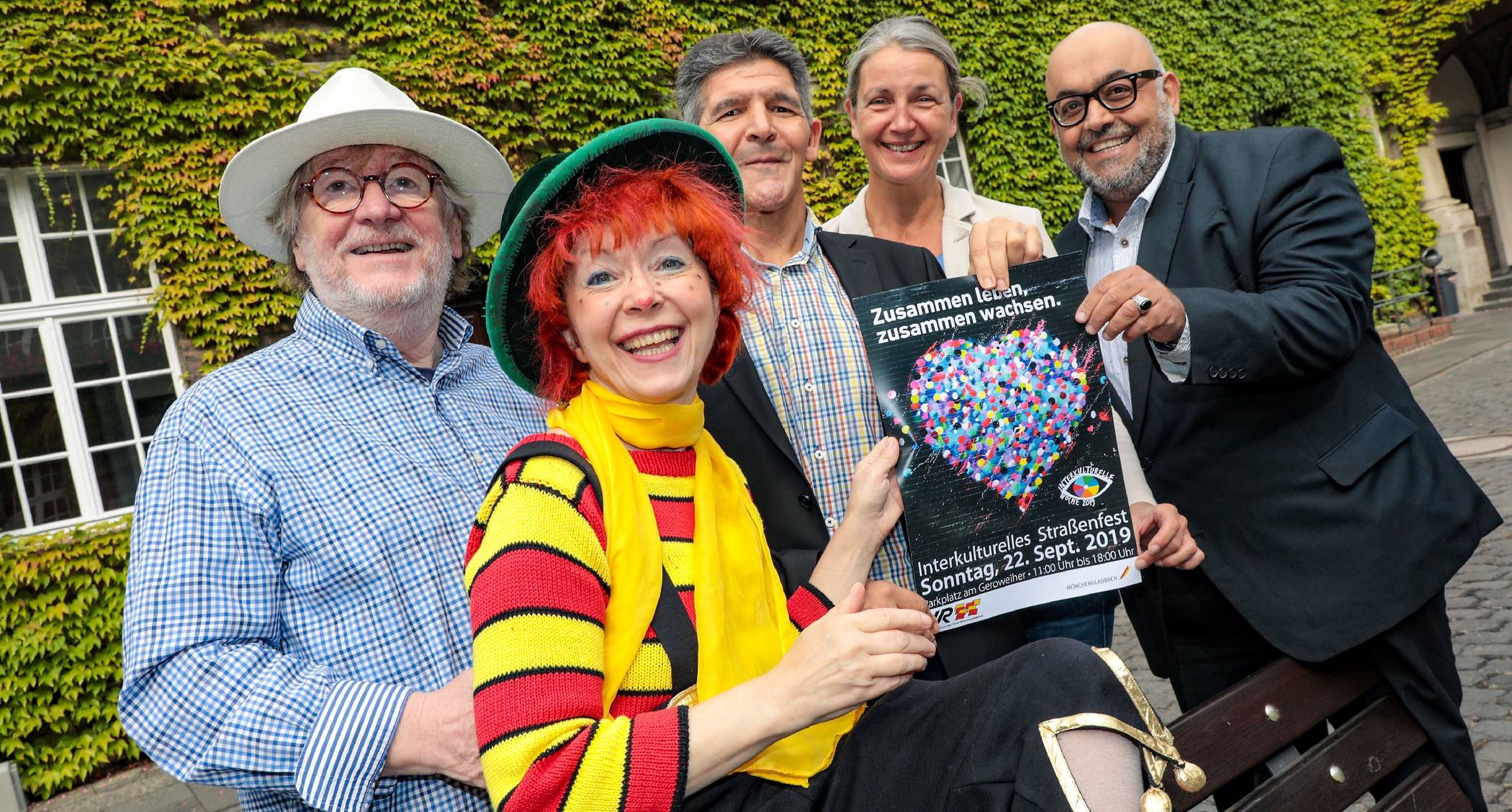  Erhoffen sich für die Interkulturelle Woche viele Besucher (v.l.): Wolfgang Rihn (Verband für Kulturen und Integration in MG), Clownin Antoschka, Yilmaz Karaca und Michaela Morschhoven (beide Integrationsrat) sowie Nedal Almashrai-Yonnis (PETRA Band). 