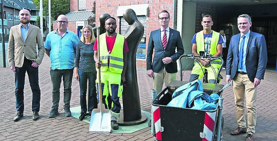 v.l.: Michael Dammer (Jobcenter), Werner Schrievers (Baubetriebshof), Christiana Bienemann (NetteService), Patrick Nodu, Erster Beigeordneter Dr. Michael Rauterkus, Paul Hermann, Axel Hummen (Jobcenter).