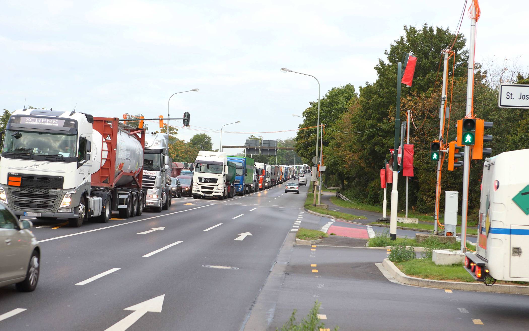 Verkehrschaos vor der Rheinbrücke